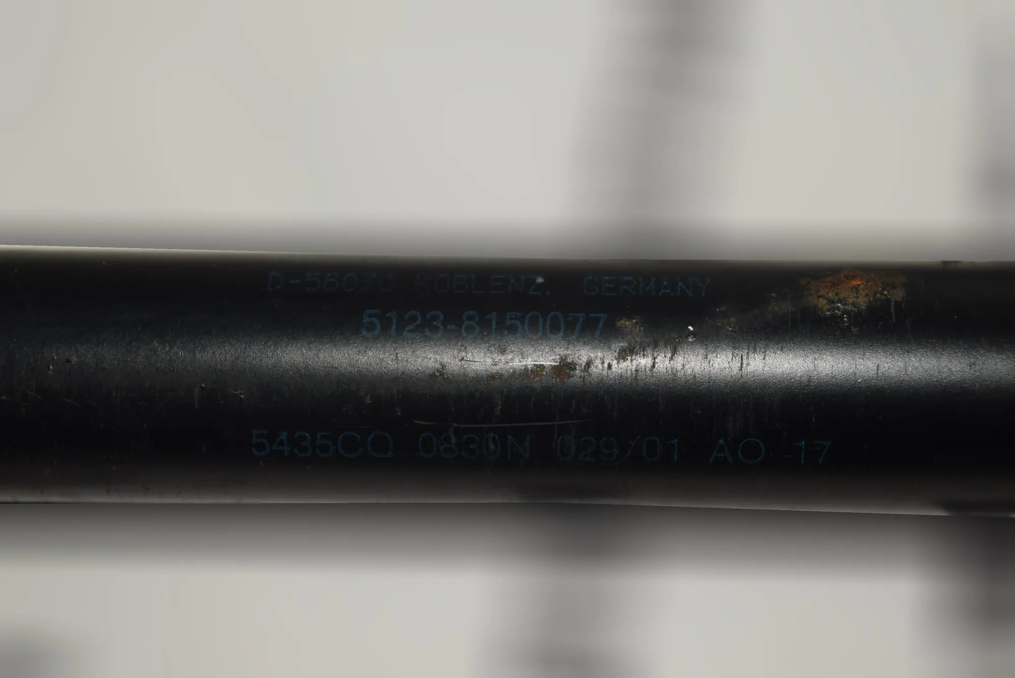Front Left Bonnet Strut – OEM 8150077 · BMW 7 (E38) 2001 – 2