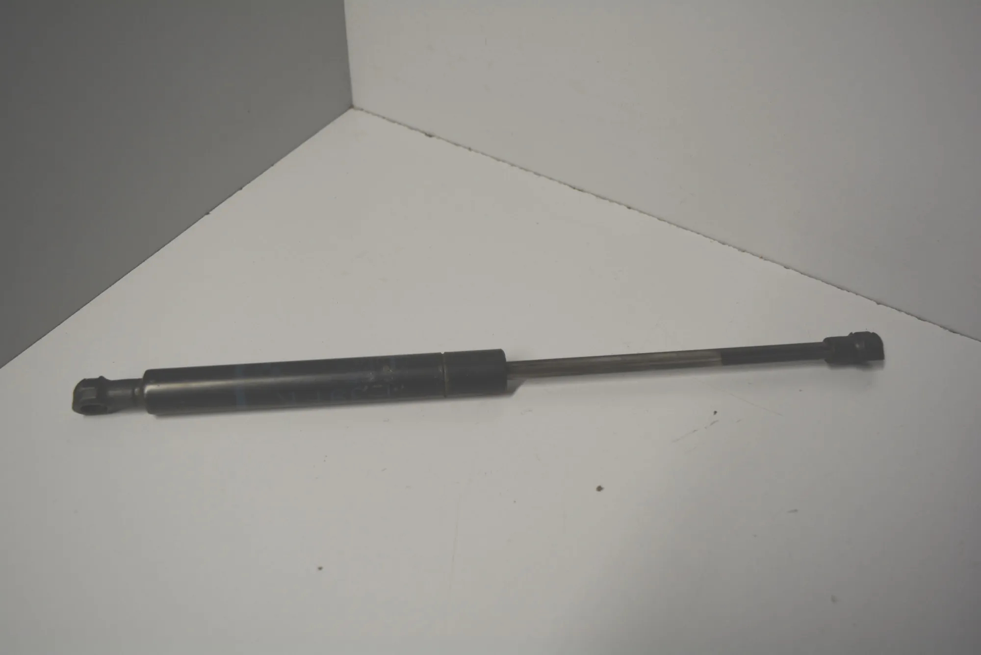 Front Left Bonnet Strut – OEM 8174866 · BMW 5 Touring (E39) 525 d 2003