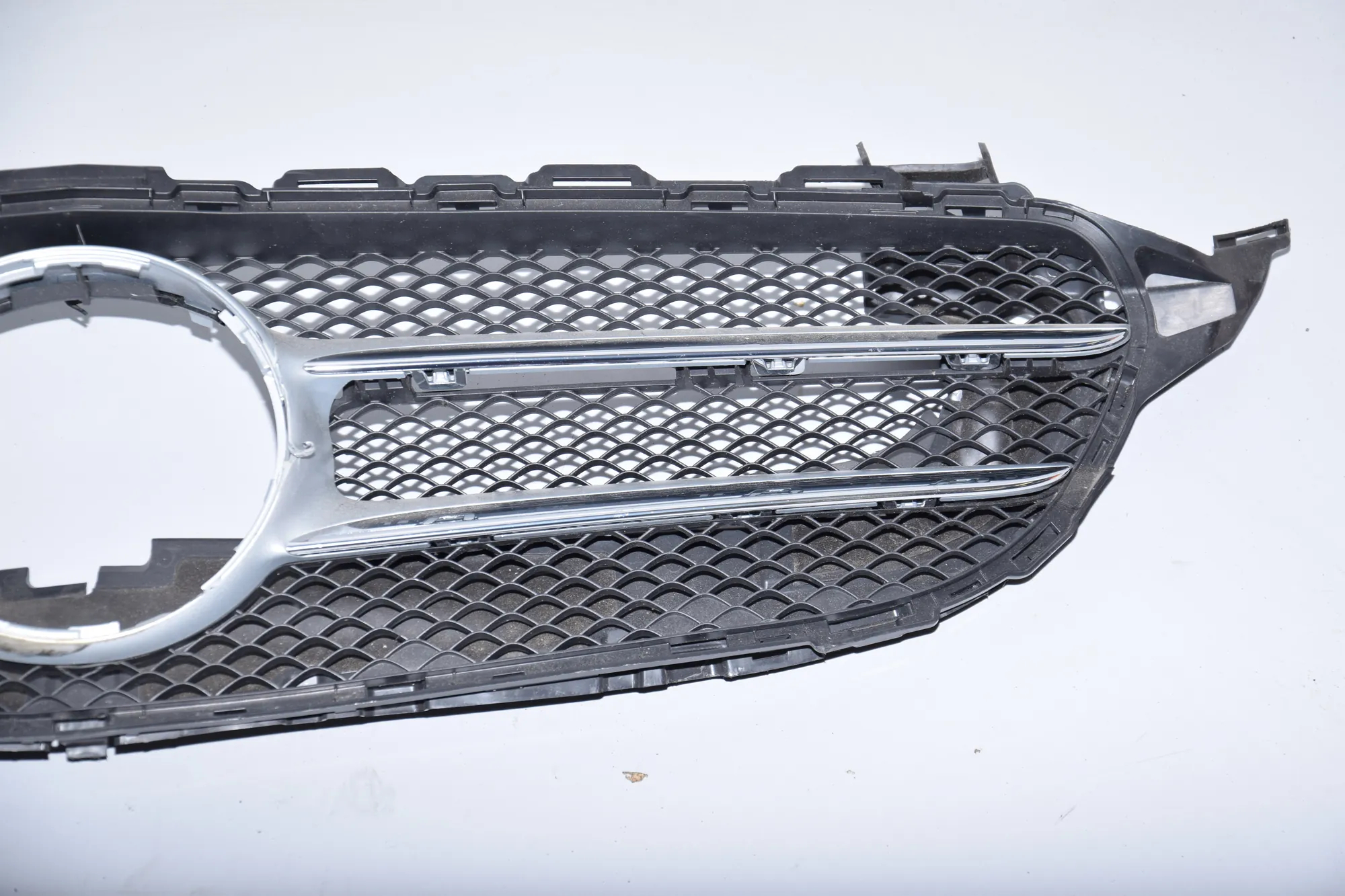 Front Upper Grill – OEM A2050000000 · MERCEDES-BENZ C T-Model (S205) (2014 - -) C 220 BlueTEC / d (205.204) 2015 – 6