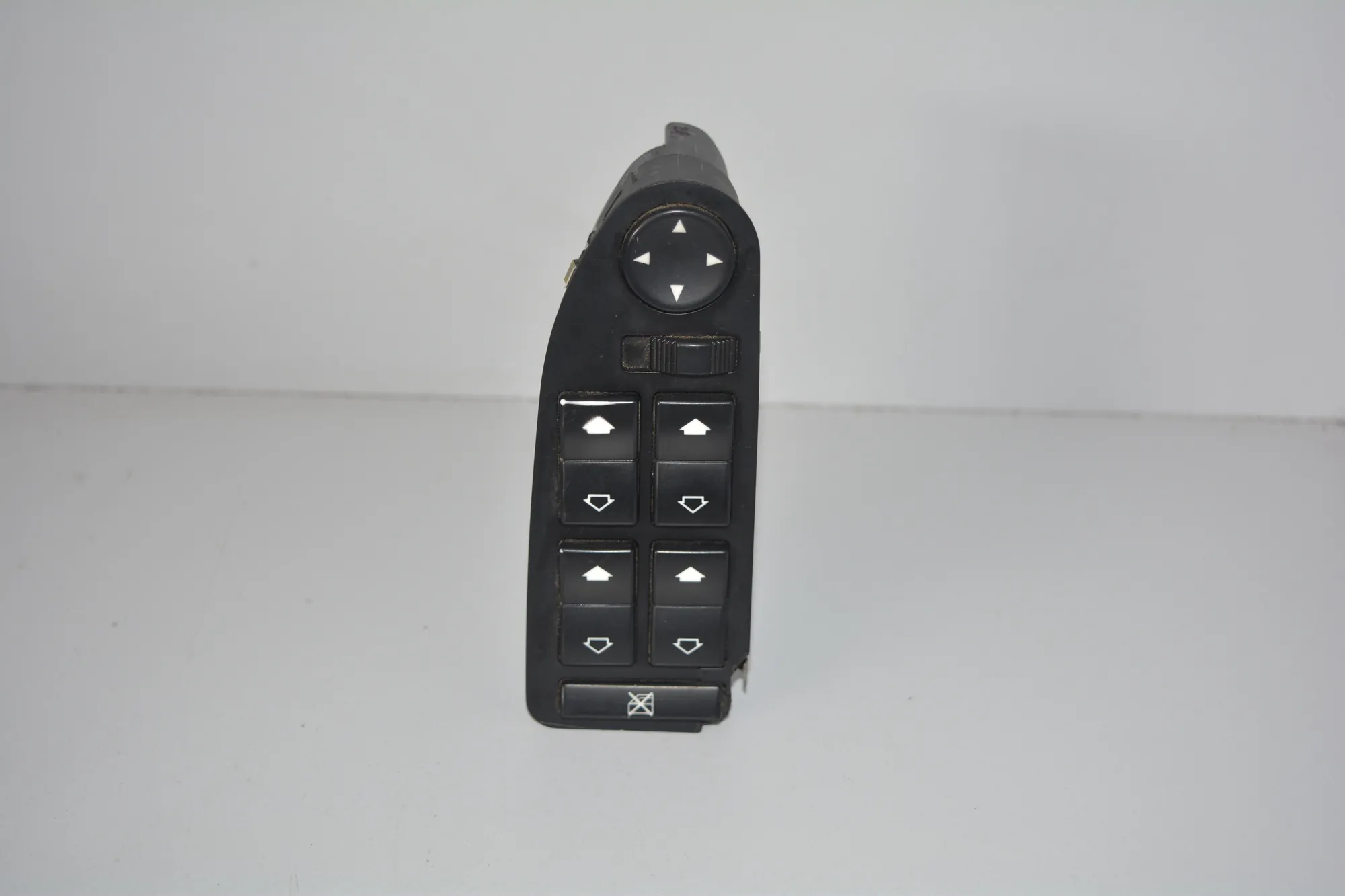 Front Left Door Window Switch – OEM 6904303 · BMW 5 (E39) 530 d 1999 – 2