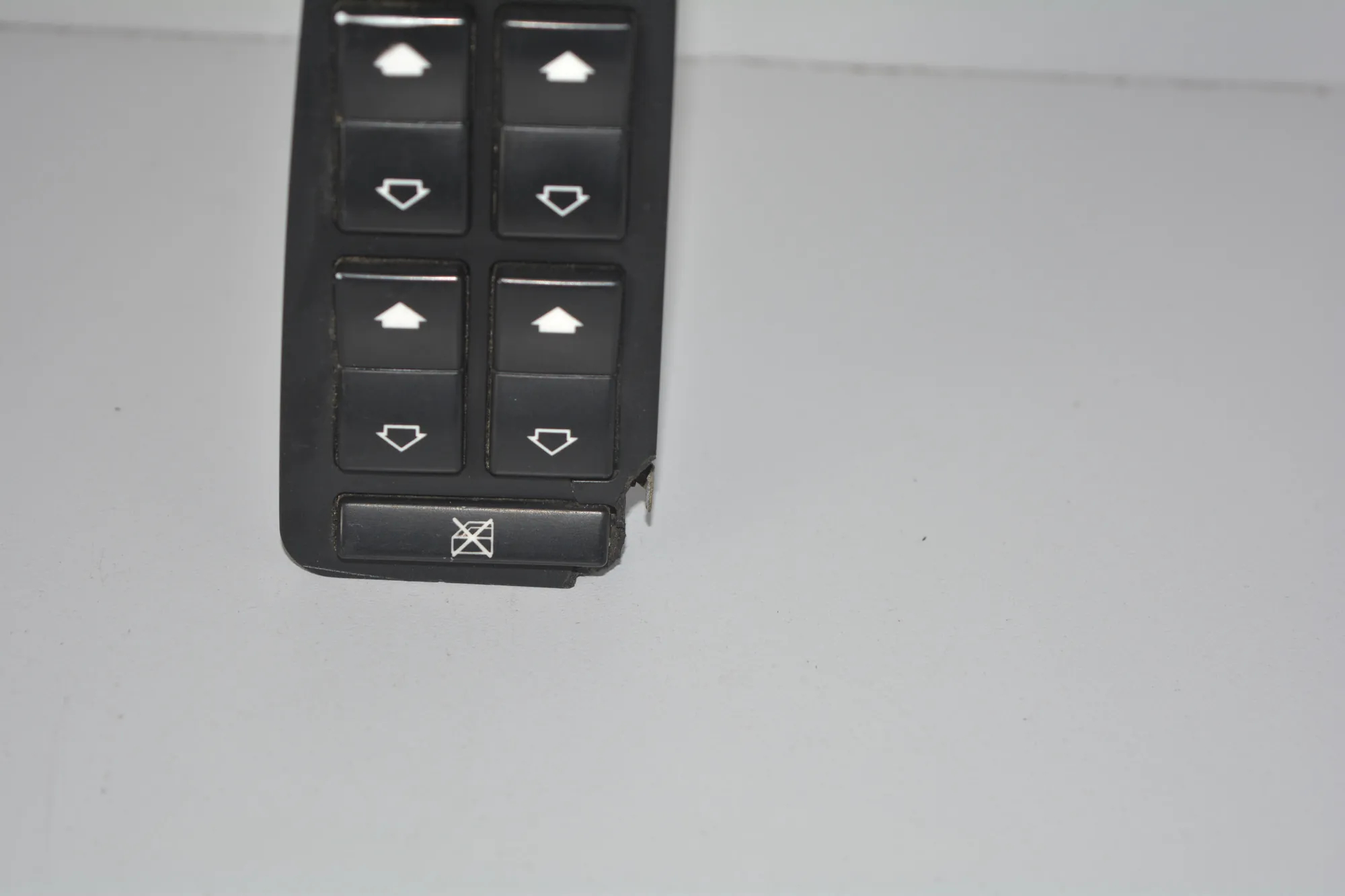 Front Left Door Window Switch – OEM 6904303 · BMW 5 (E39) 530 d 1999 – 3