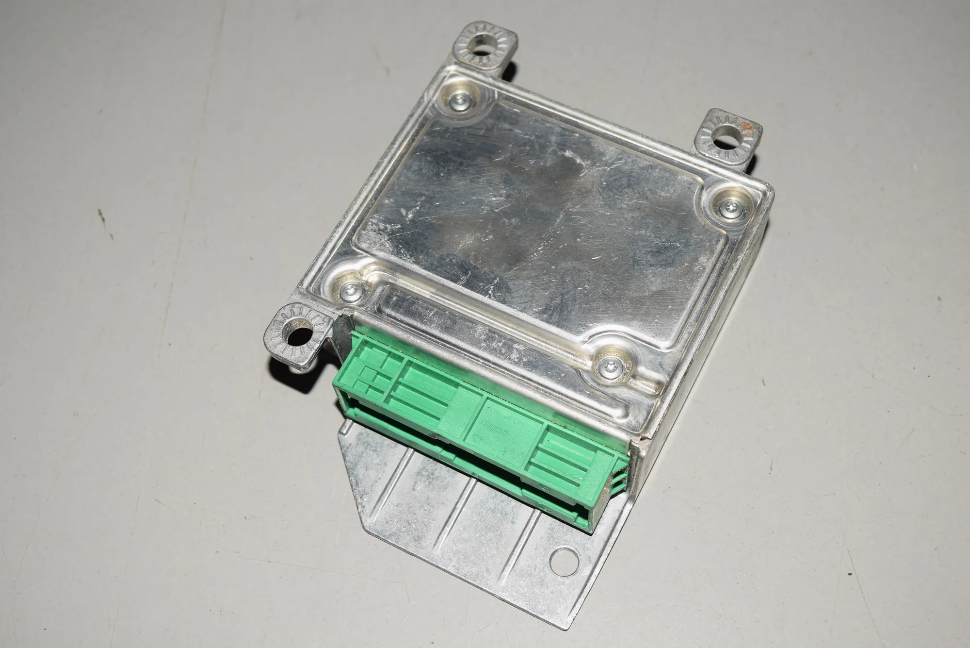 SRS Control Unit – OEM 6910676 · BMW 5 (E39) BMW 5 (E39) 2001 – 4