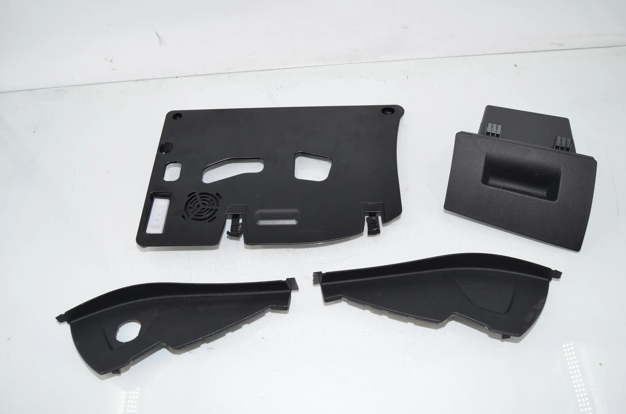Dashboard Lower Trim – OEM 9316560 · BMW 2 Gran Tourer (F46) 216 i 2018