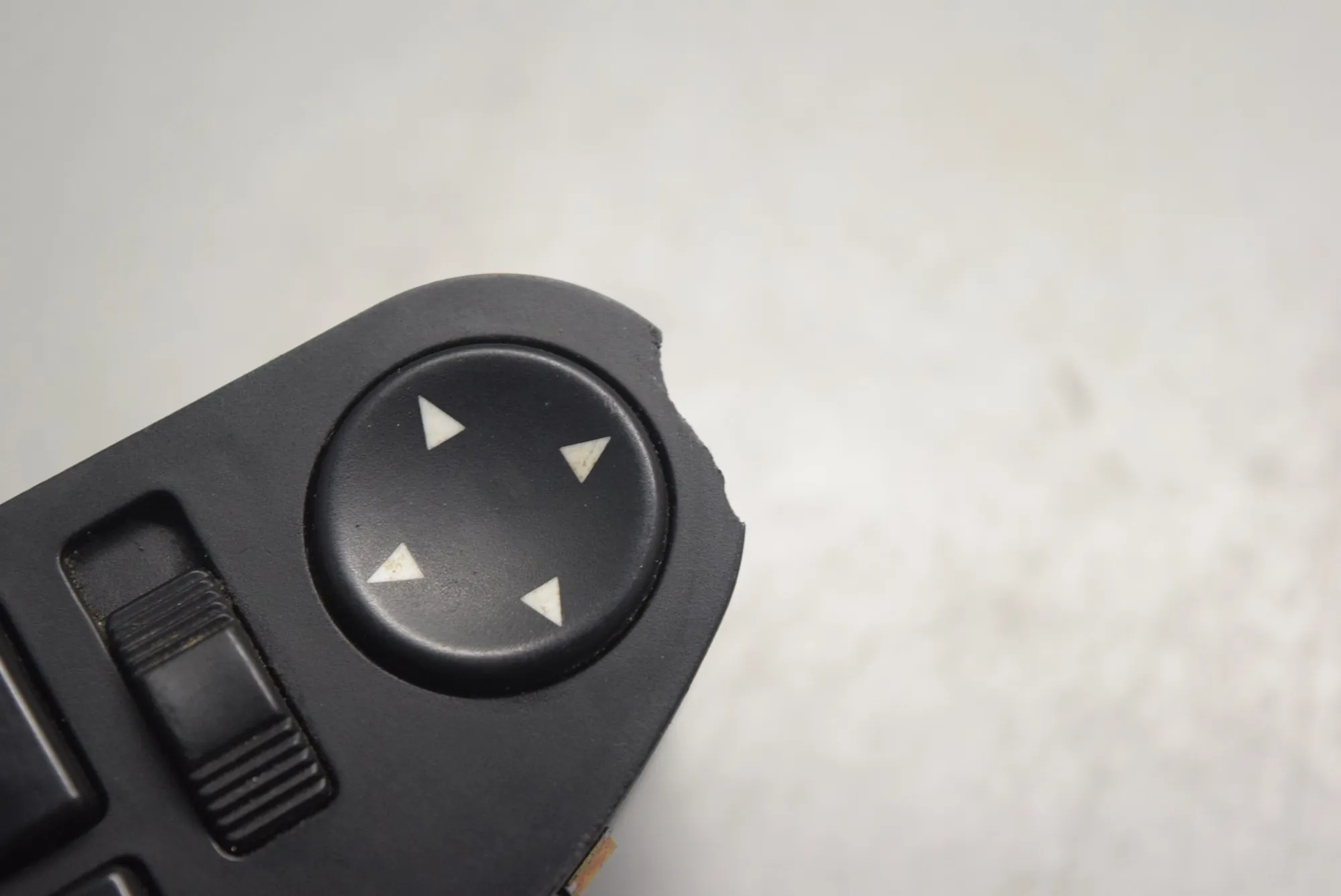 Front Right Door Window Switch – OEM 8380644 · BMW 5 (E39) BMW 5 (E39) 2000 – 5