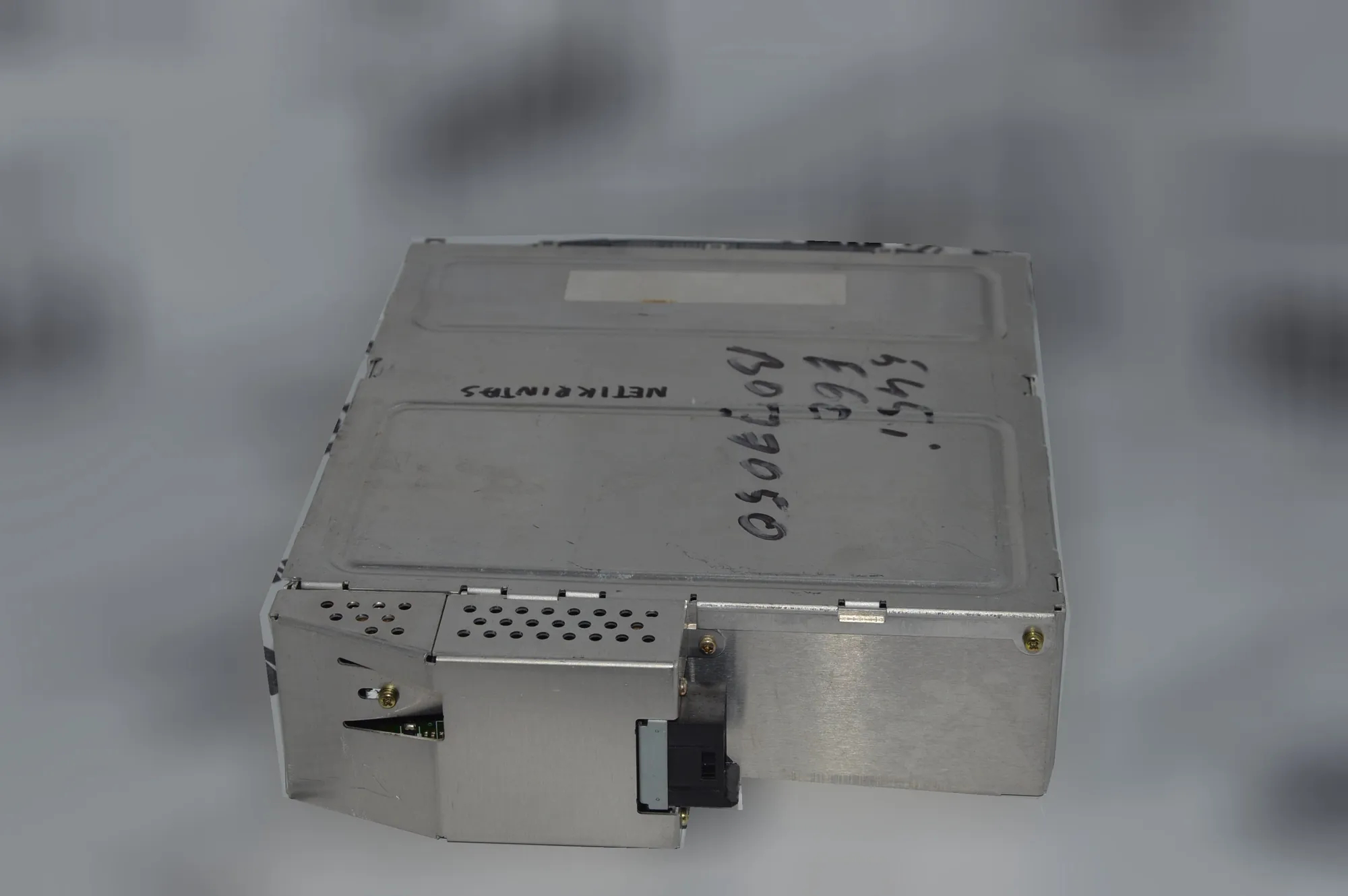 CD Changer – OEM 6938975 · BMW 5 (E60) BMW 5 (E60) 2003 – 3