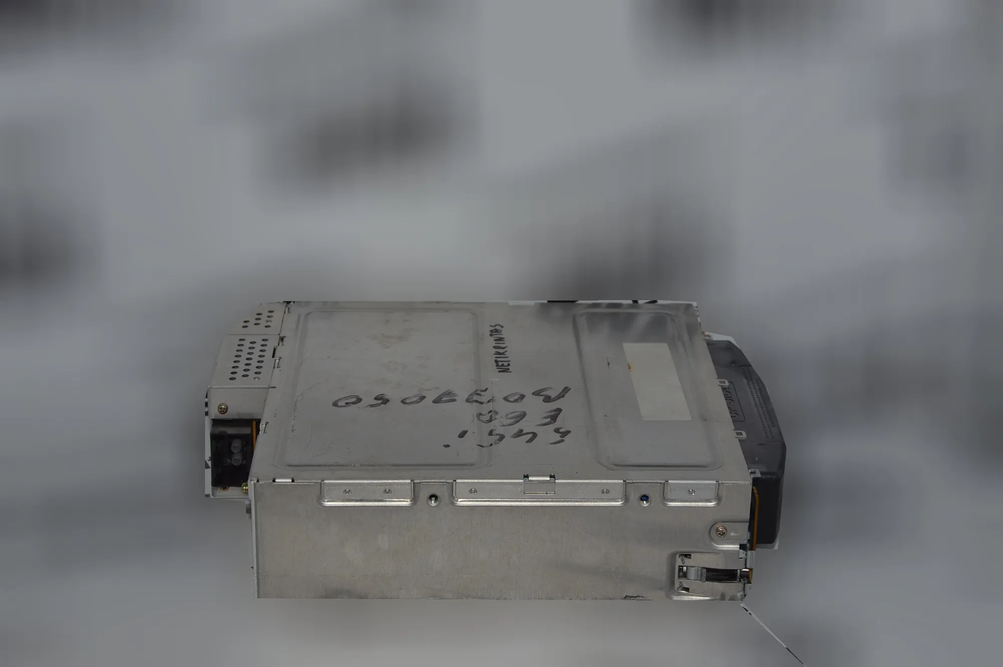 CD Changer – OEM 6938975 · BMW 5 (E60) BMW 5 (E60) 2003 – 4