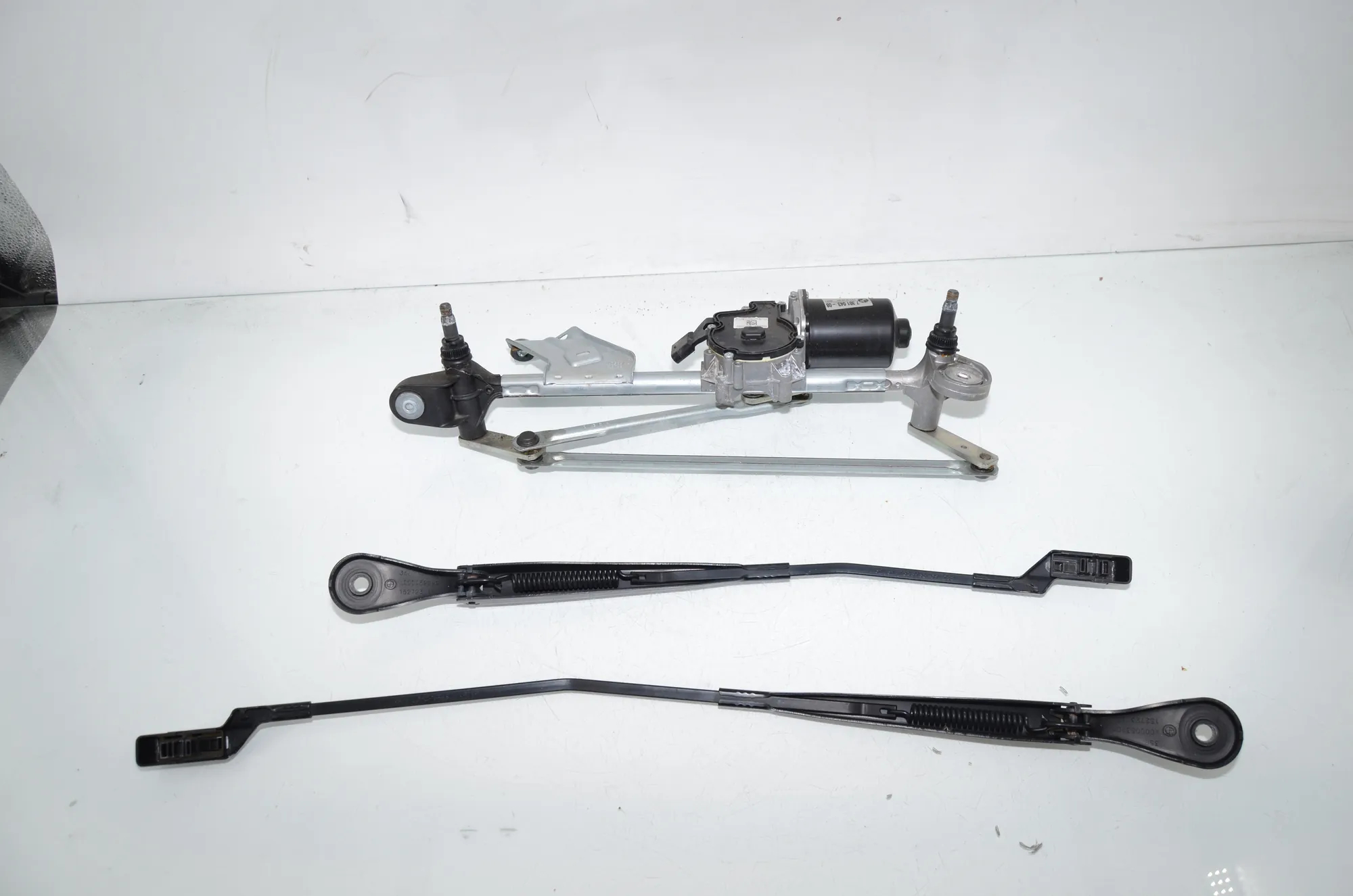 Front Windshield Wiper Mechanism – OEM 7301043 · BMW 2 Gran Tourer (F46) 216 i 2018 – 4