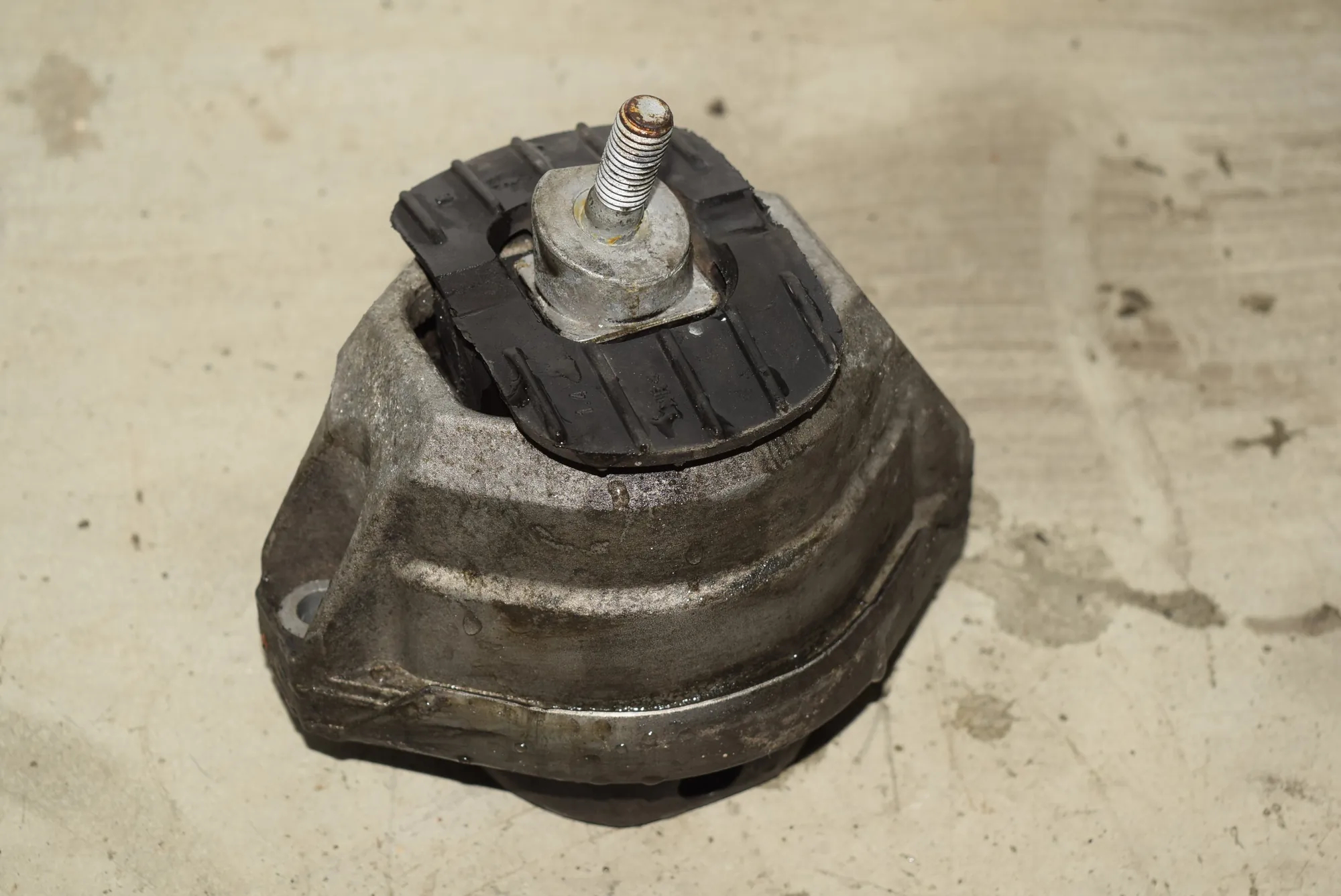 Right Side Engine Mount – OEM 6762608 · BMW 5 Touring (E61) 545 i 2004 – 2