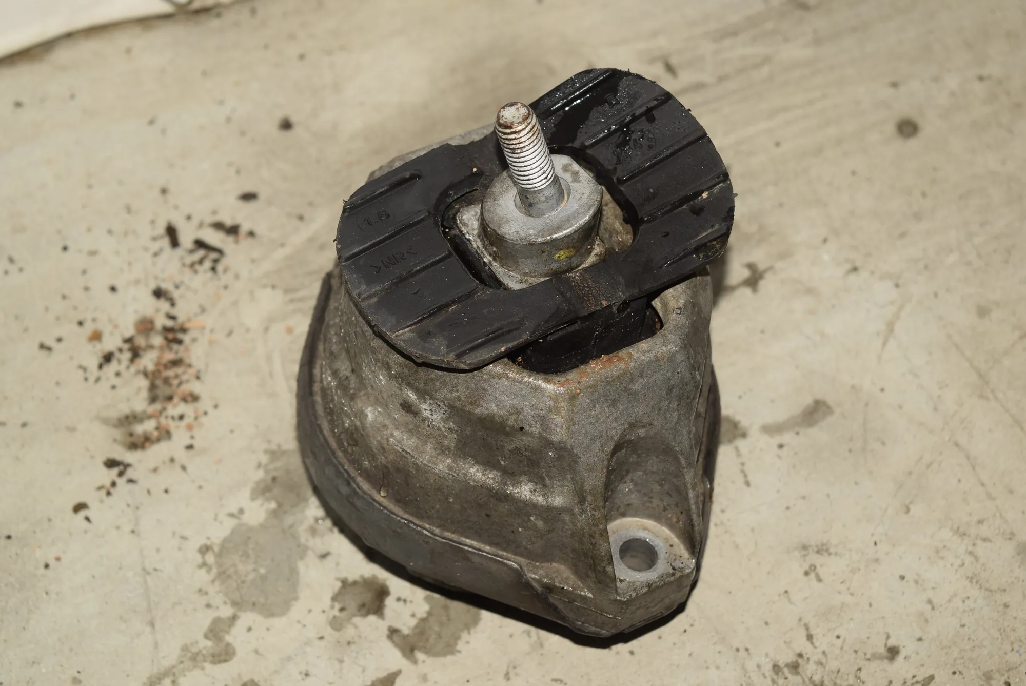 Left Side Engine Mount – OEM 6762607 · BMW 5 Touring (E61) 545 i 2004 – 2