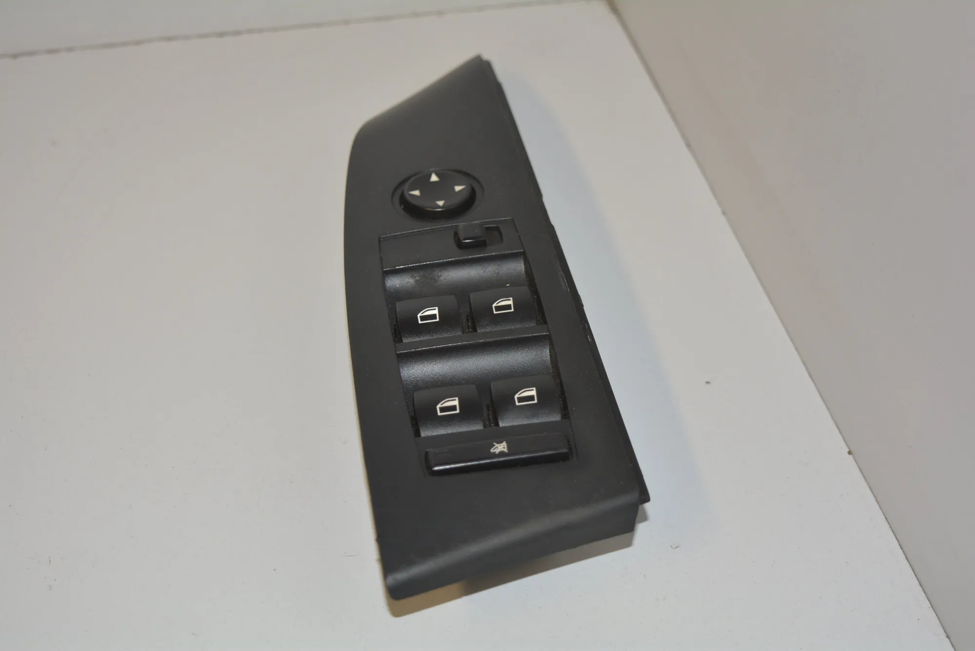 Front Left Door Window Switch – OEM 6943241 · BMW 5 Touring (E61) BMW 5 Touring (E61) 2005