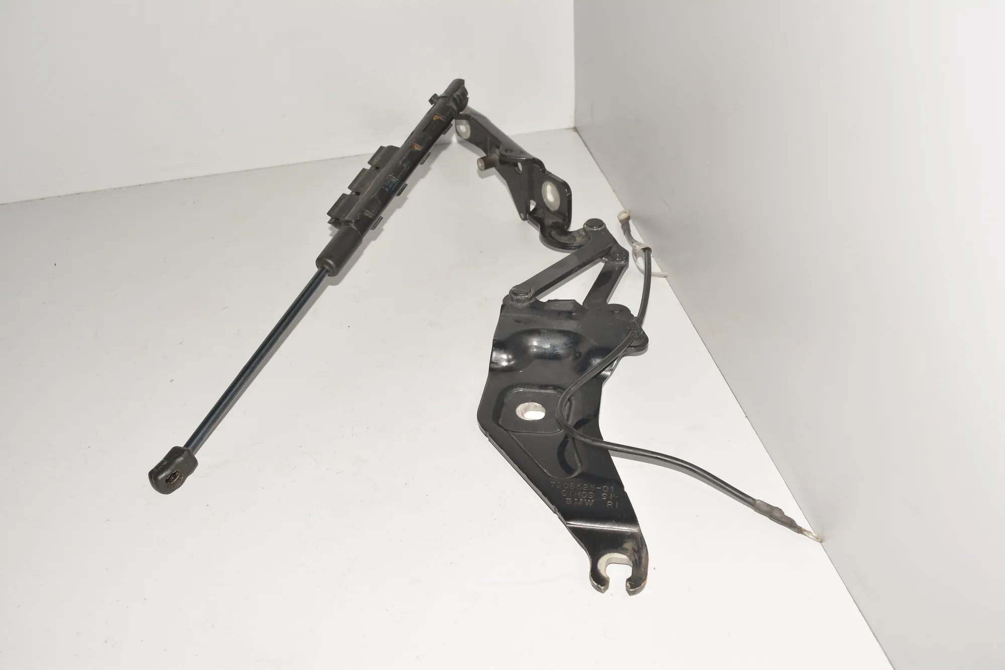 Front Right Bonnet Hinge – OEM 7208628 · BMW X5 (E70) BMW X5 (E70) 2011 – 2