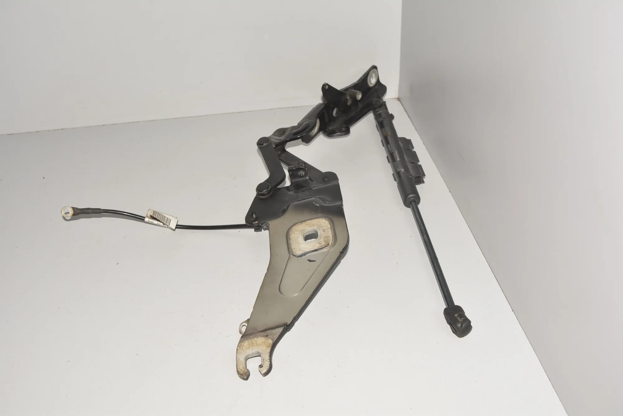 Front Right Bonnet Hinge – OEM 7208628 · BMW X5 (E70) BMW X5 (E70) 2011