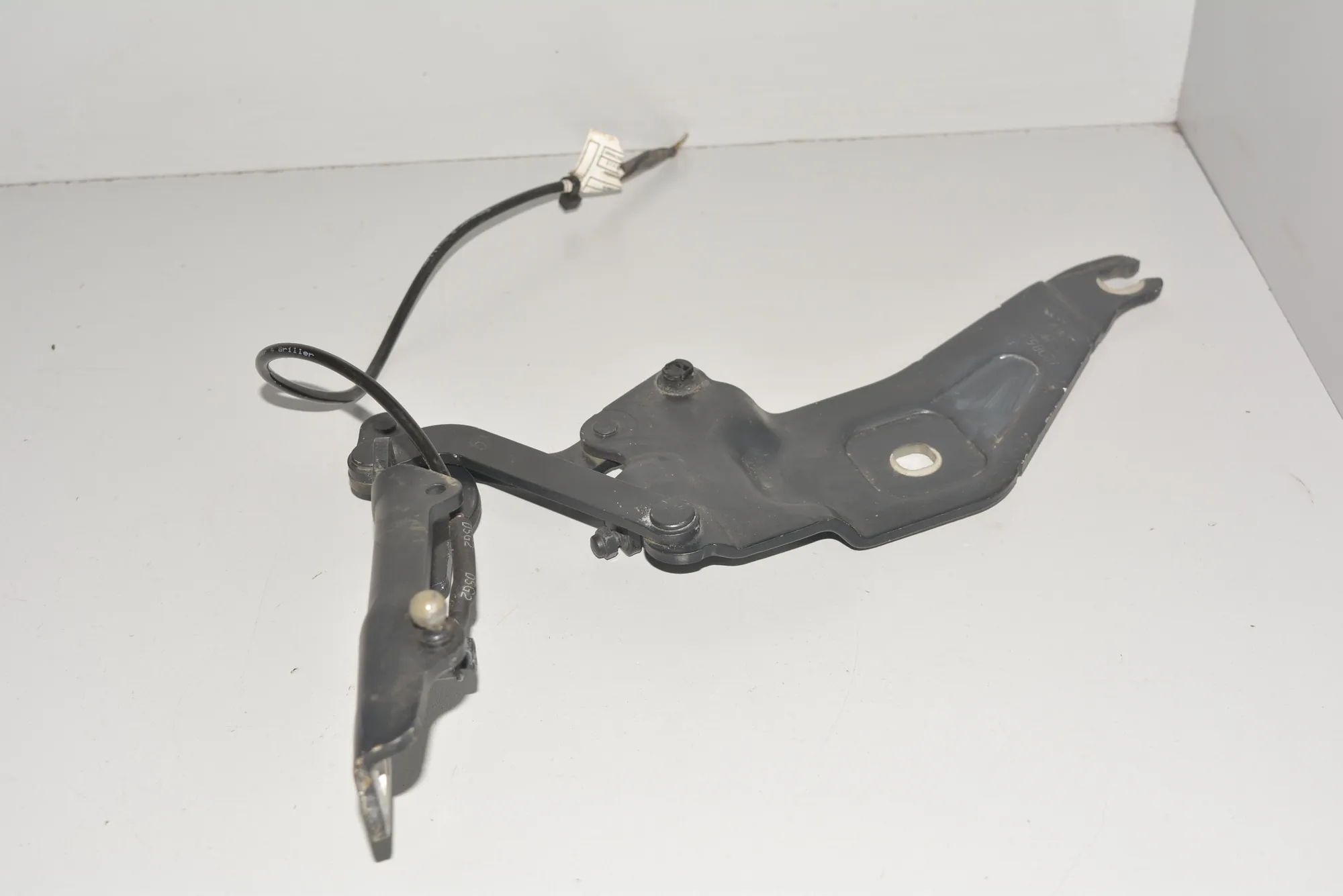 Front Right Bonnet Hinge – OEM 7208628 · BMW X5 (E70) BMW X5 (E70) 2010
