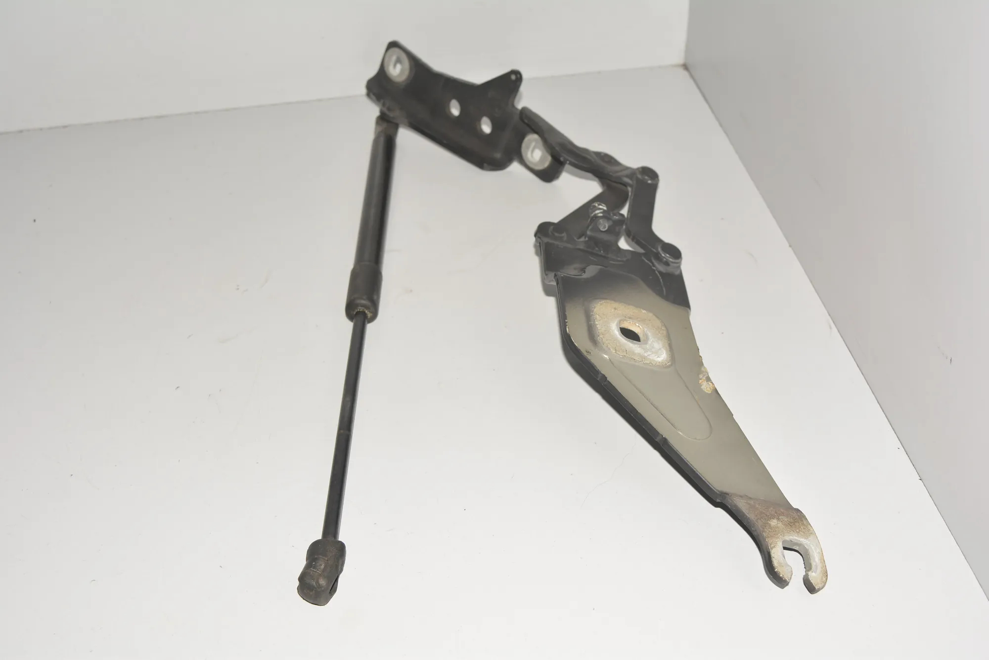 Front Left Bonnet Hinge – OEM 7208627 · BMW X5 (E70) BMW X5 (E70) 2010