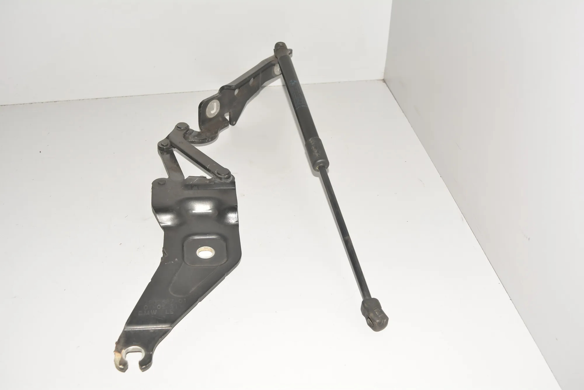Front Left Bonnet Hinge – OEM 7208627 · BMW X5 (E70) BMW X5 (E70) 2010 – 2