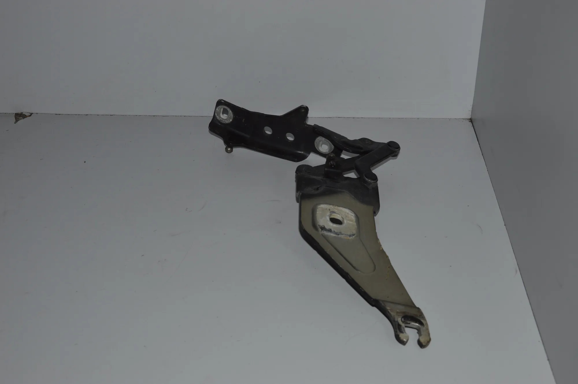 Front Left Bonnet Hinge – OEM 7208627 · BMW X5 (E70) BMW X5 (E70) 2011 – 2