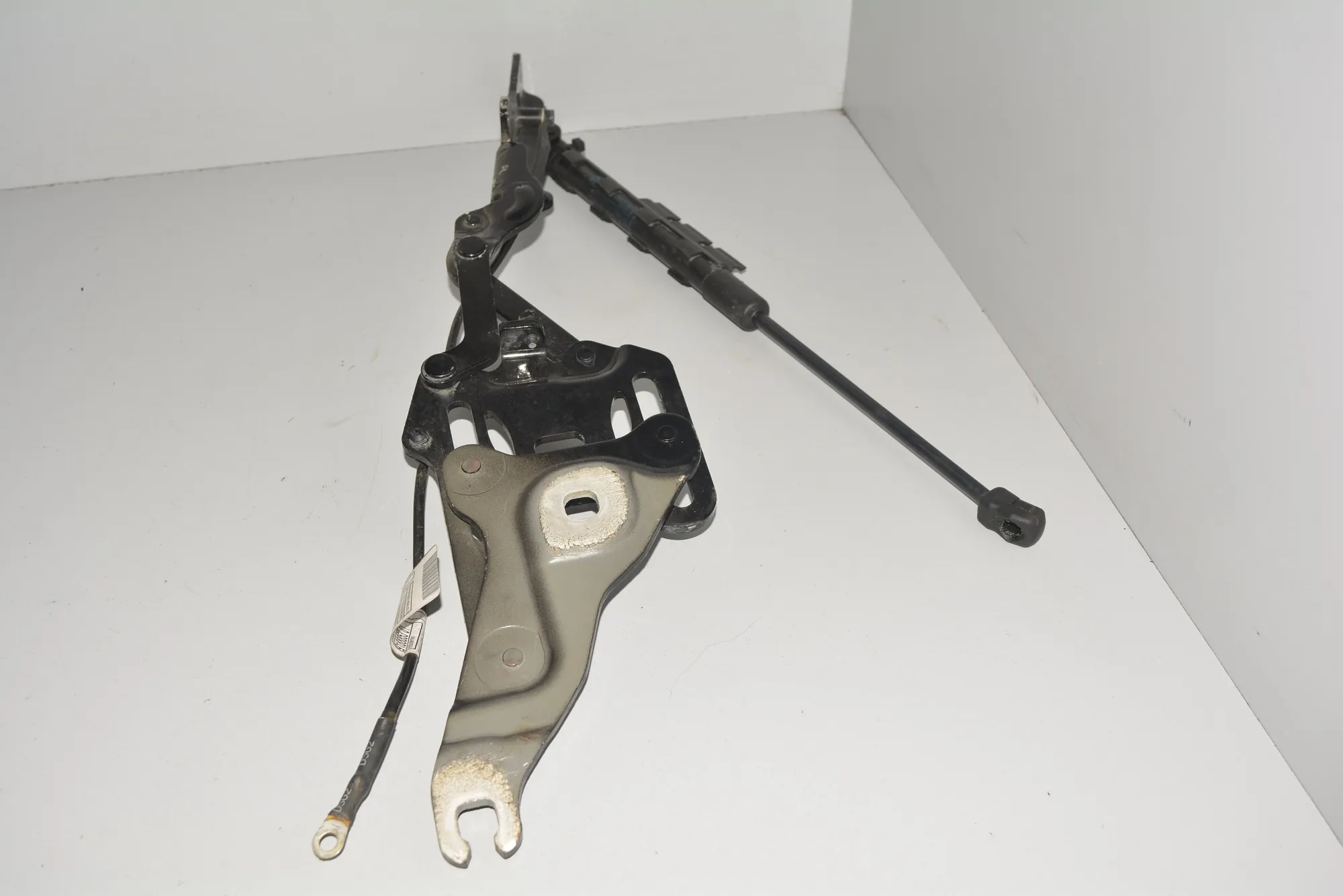 Front Right Bonnet Hinge – OEM 7148348 · BMW X5 (E70) BMW X5 (E70) 2010 – 2