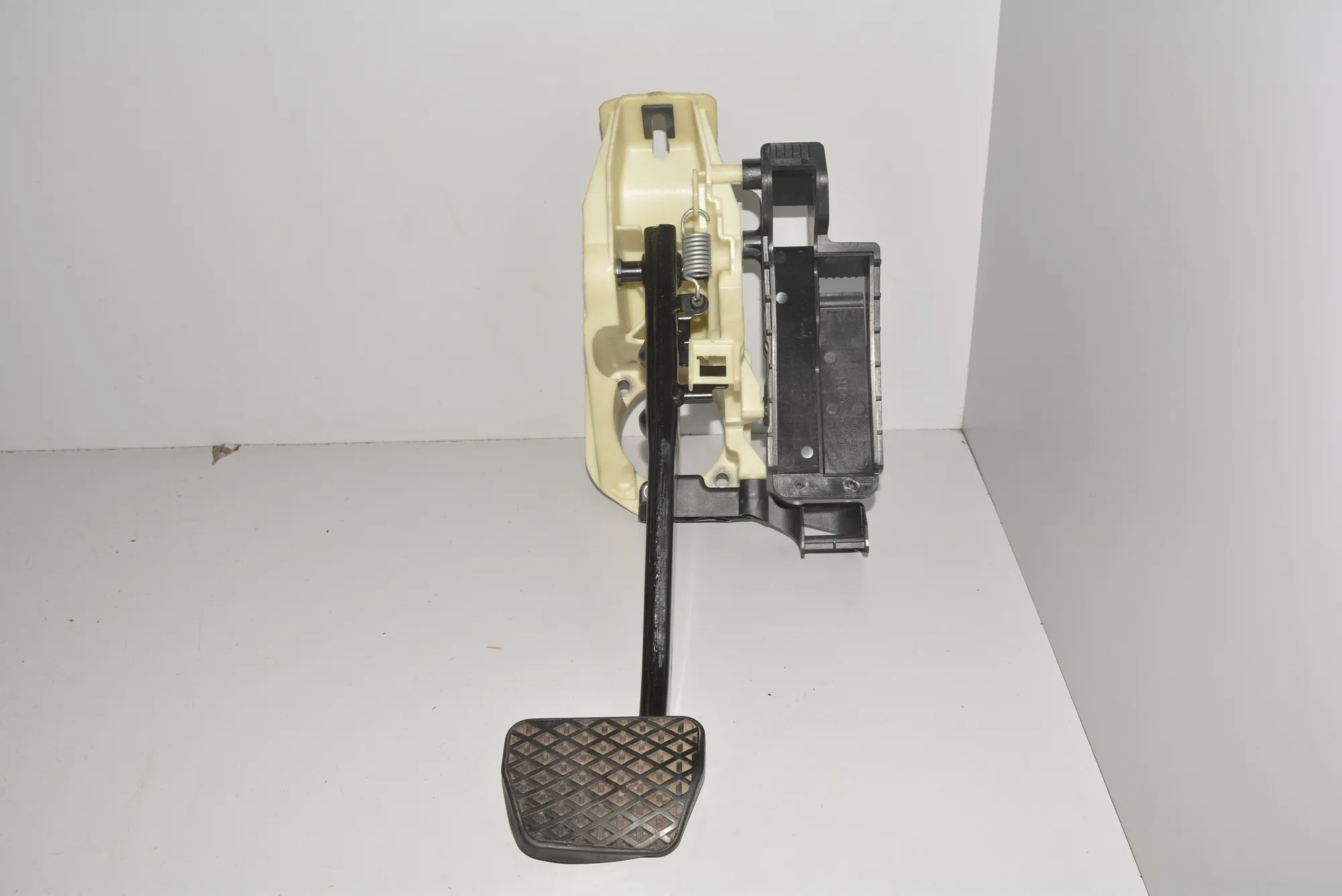 Brake Pedal – OEM 6782666 · BMW 7 (F01, F02) BMW 7 (F01, F02) 730 d 2009 – 4