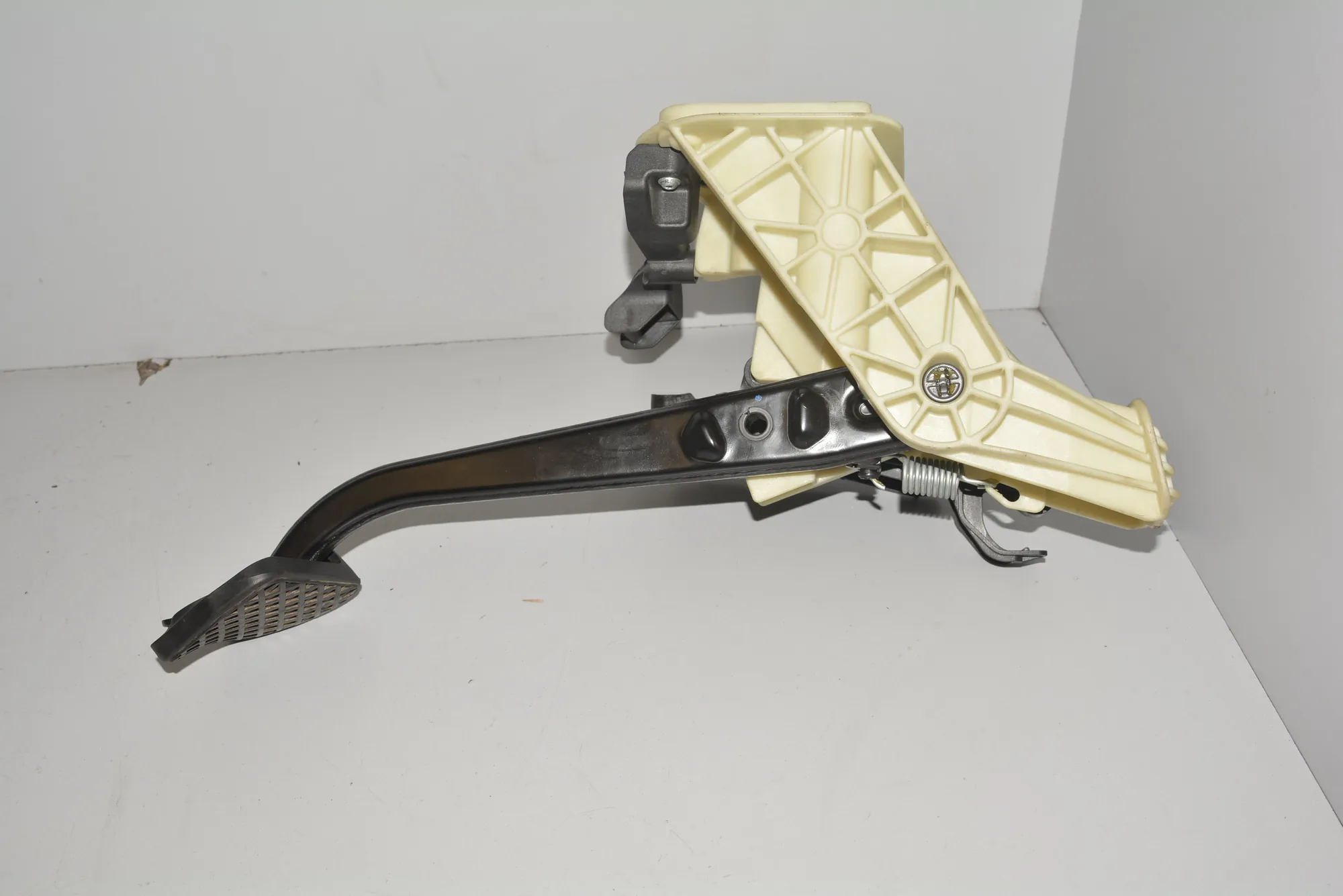 Brake Pedal – OEM 6782666 · BMW 7 (F01, F02) BMW 7 (F01, F02) 730 d 2009