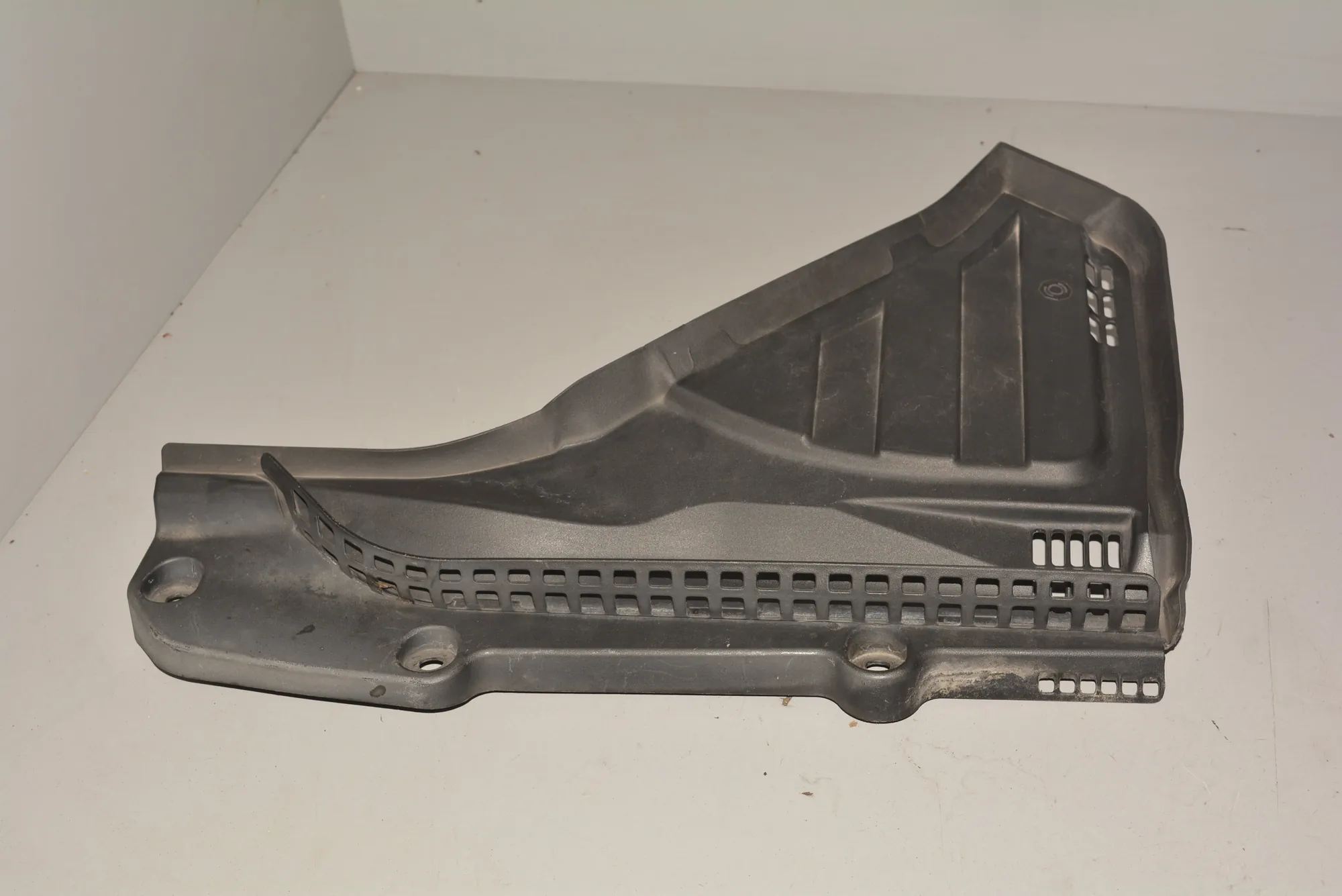 Front Wiper Cowl Trim – OEM 7216974 · BMW 7 (F01, F02) BMW 7 (F01, F02) 730 d 2009
