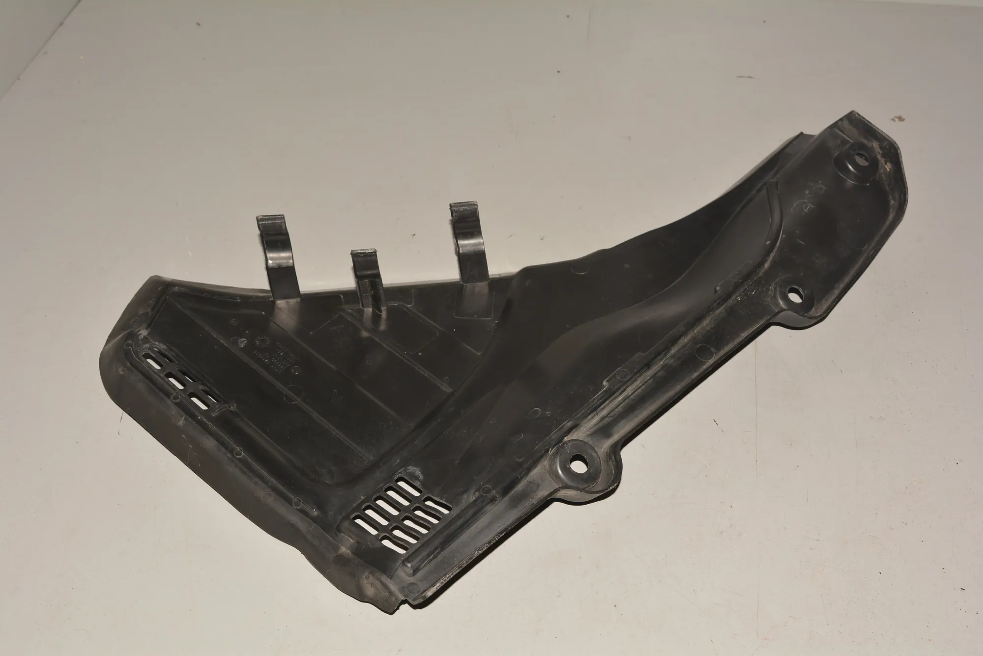 Front Wiper Cowl Trim – OEM 7216974 · BMW 7 (F01, F02) BMW 7 (F01, F02) 730 d 2009 – 4