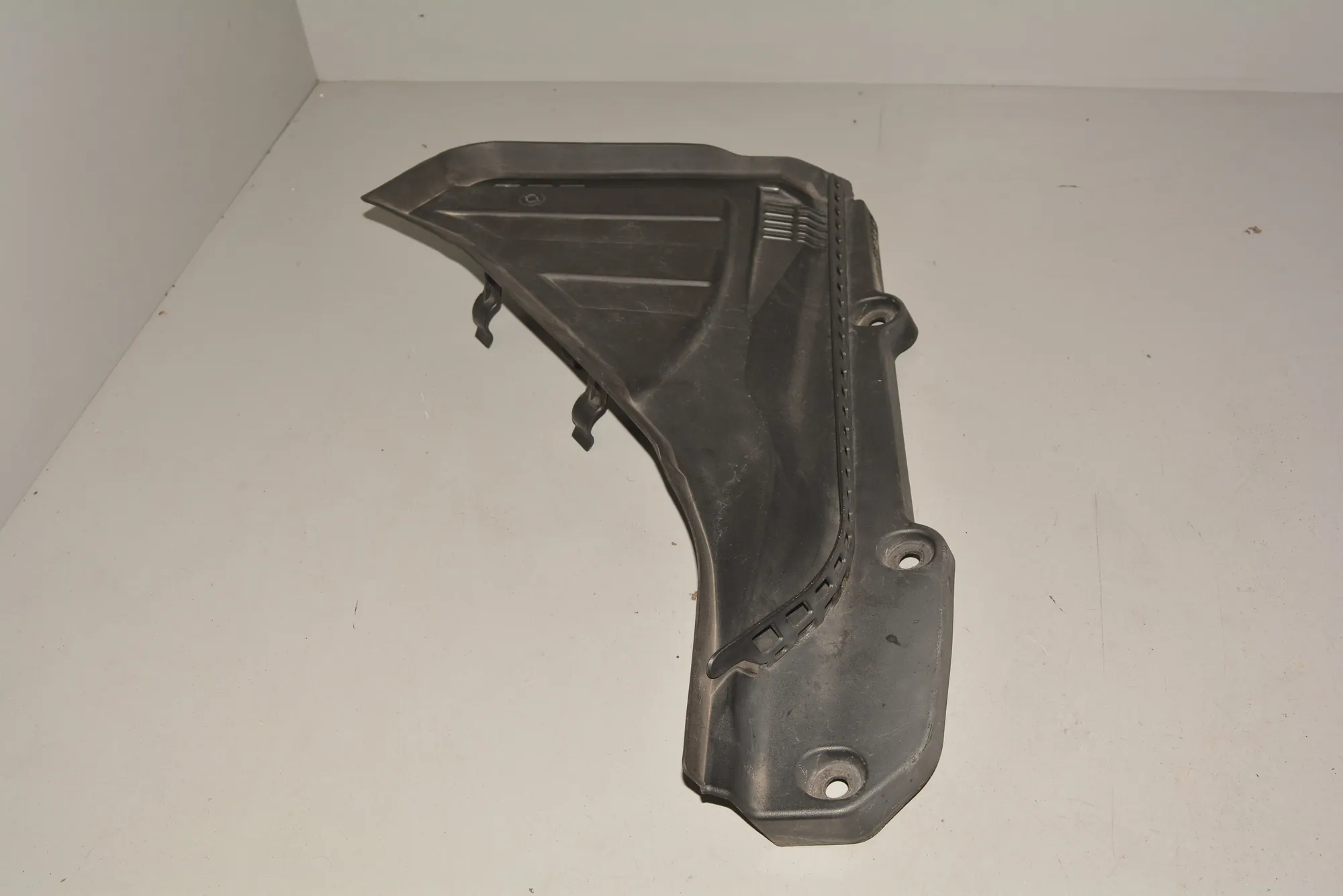 Front Wiper Cowl Trim – OEM 7216974 · BMW 7 (F01, F02) BMW 7 (F01, F02) 730 d 2009 – 3