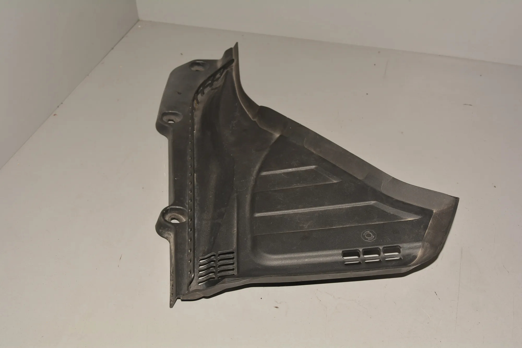 Front Wiper Cowl Trim – OEM 7216974 · BMW 7 (F01, F02) BMW 7 (F01, F02) 730 d 2009 – 2
