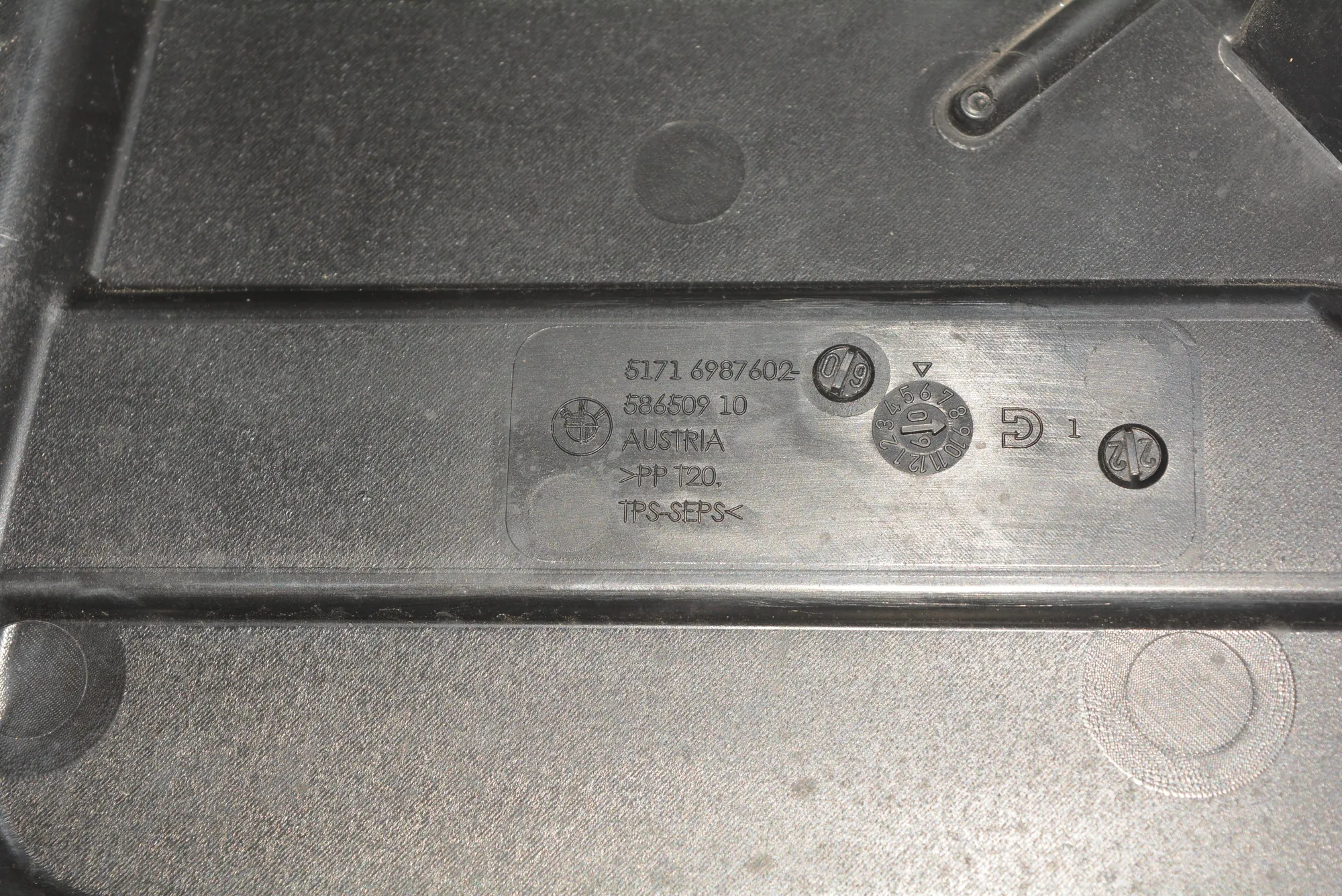Front Wiper Cowl Trim – OEM 6987602 · BMW 7 (F01, F02) BMW 7 (F01, F02) 730 d 2009 – 2