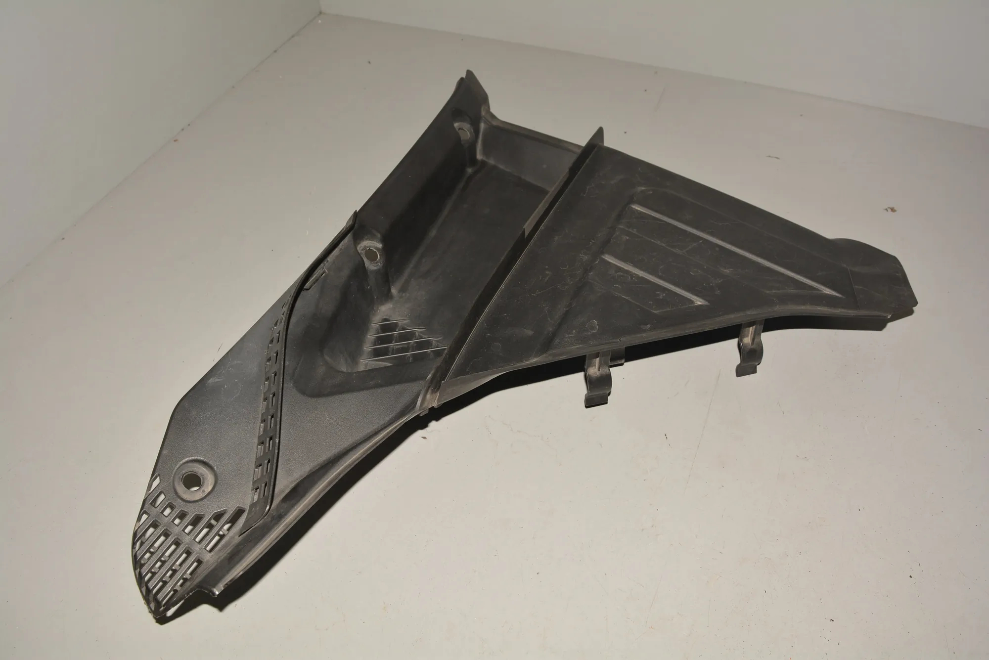 Front Wiper Cowl Trim – OEM 6987602 · BMW 7 (F01, F02) BMW 7 (F01, F02) 730 d 2009 – 3