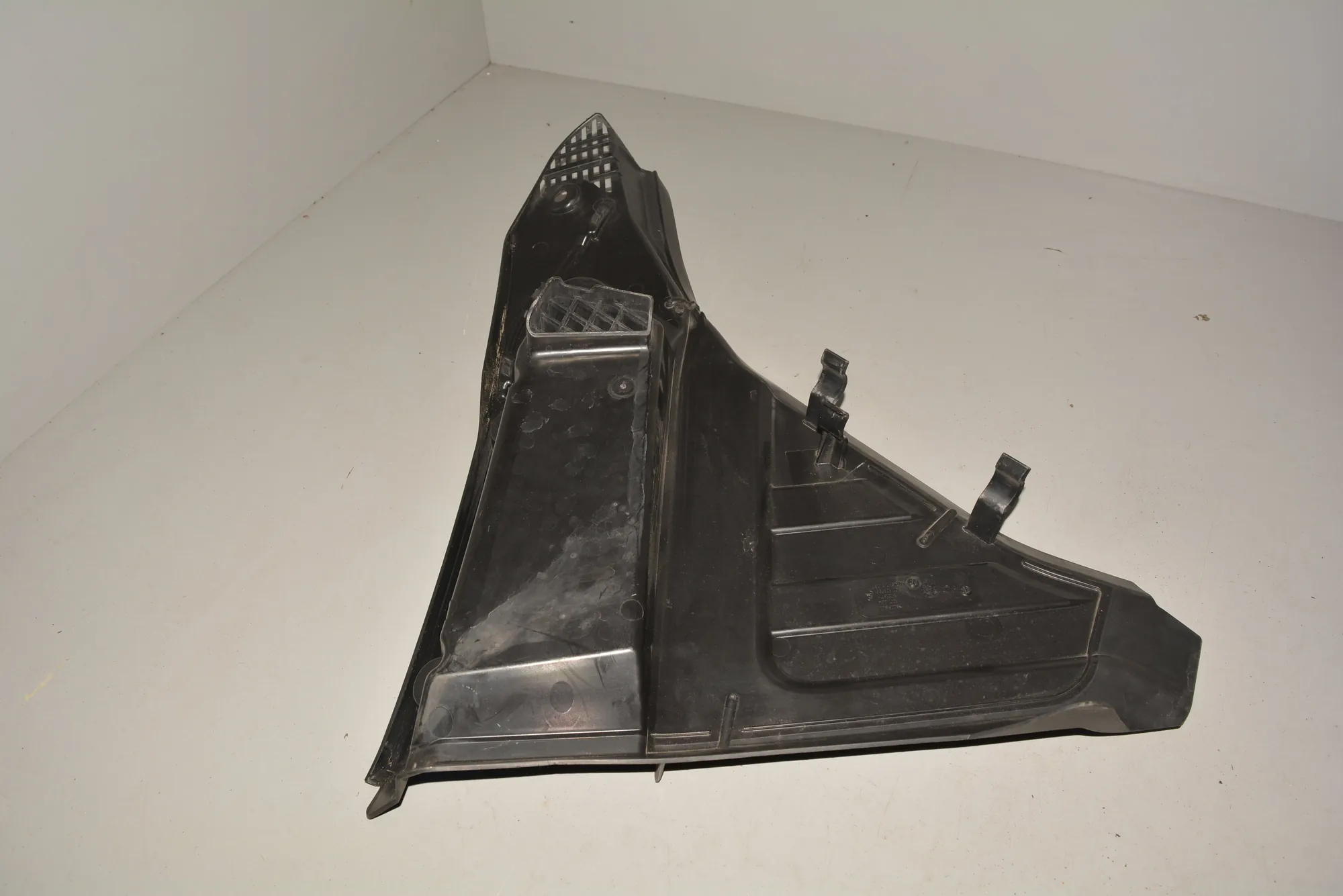 Front Wiper Cowl Trim – OEM 6987602 · BMW 7 (F01, F02) BMW 7 (F01, F02) 730 d 2009 – 5
