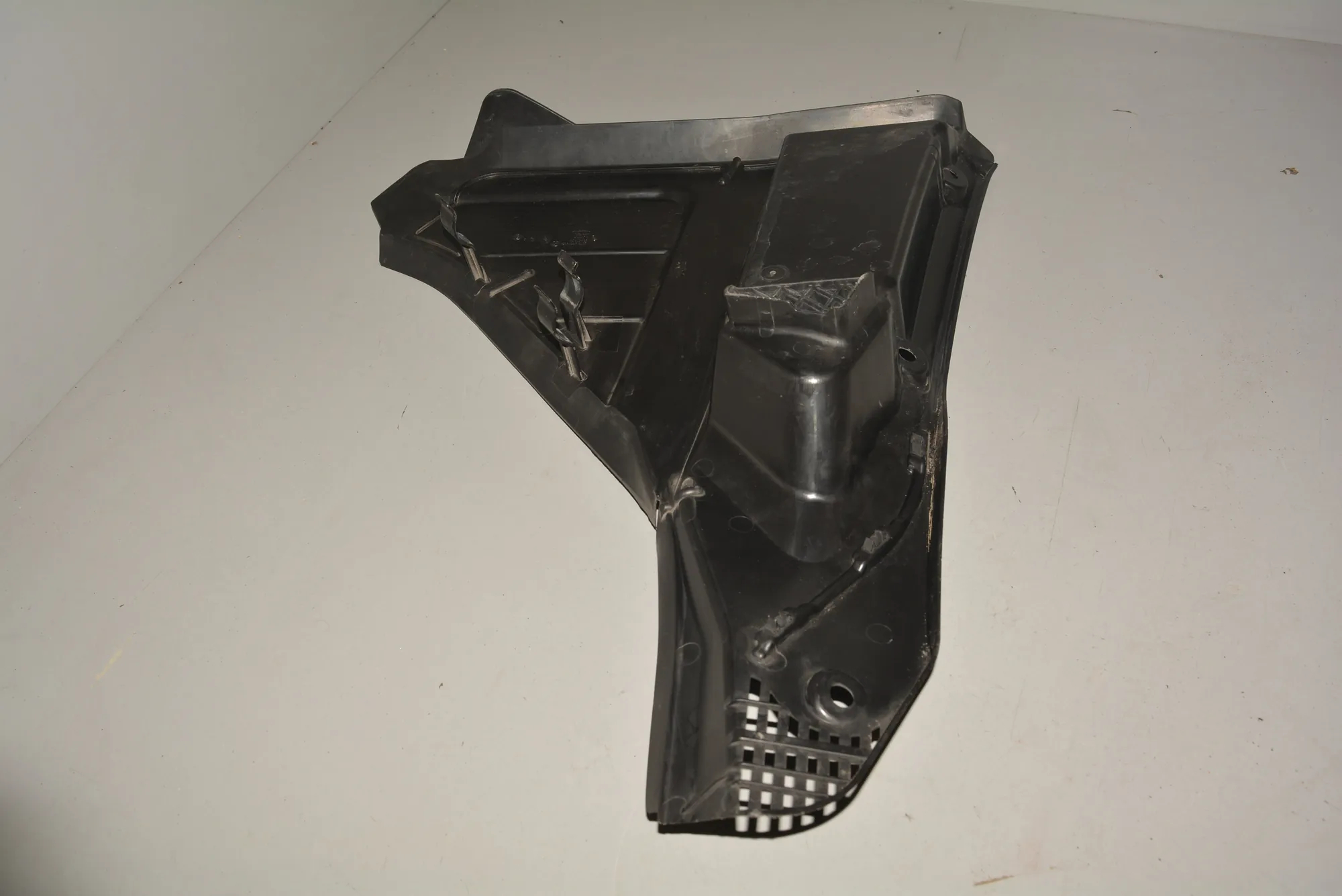 Front Wiper Cowl Trim – OEM 6987602 · BMW 7 (F01, F02) BMW 7 (F01, F02) 730 d 2009 – 4