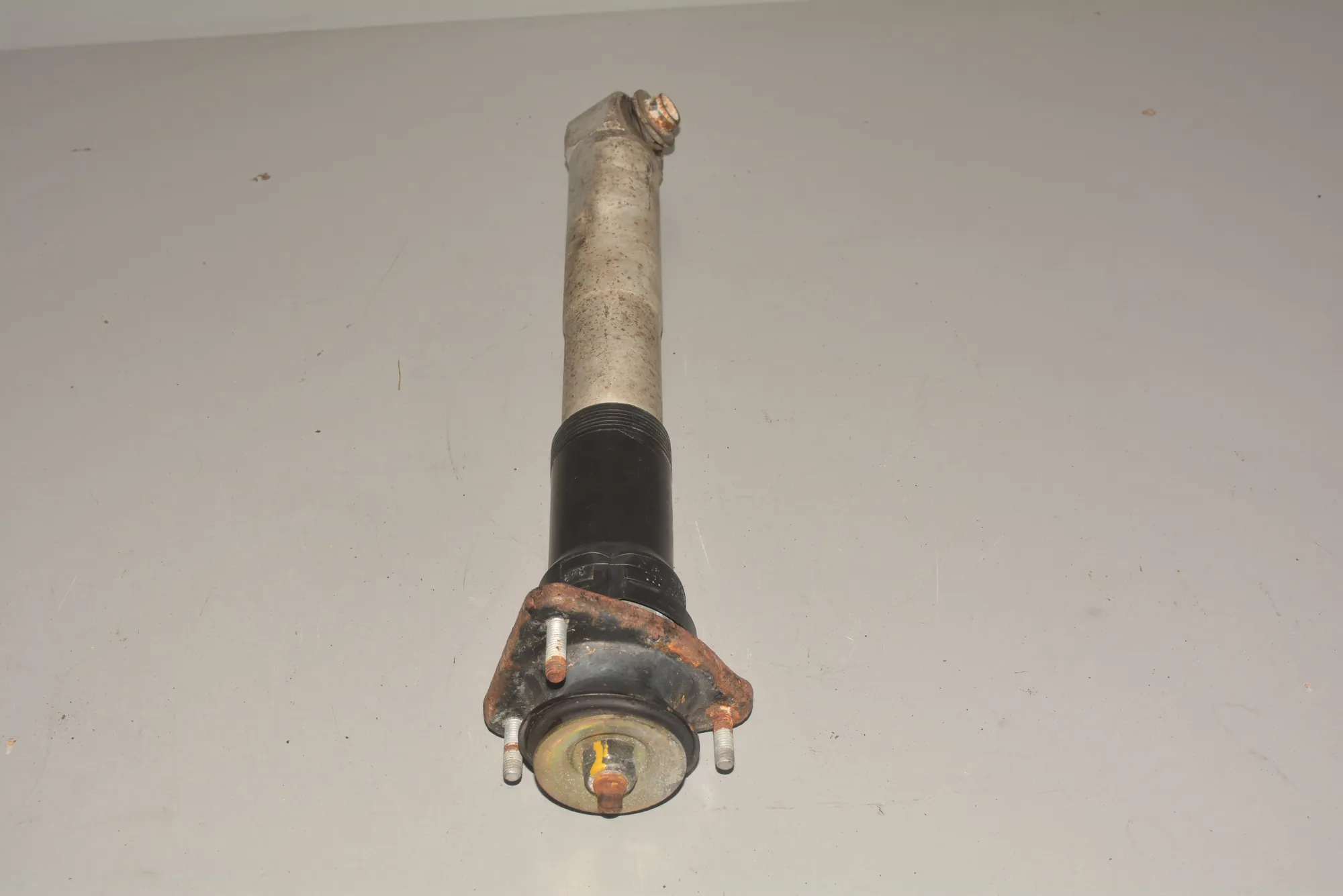Rear Right Shock Absorber · BMW 5 (E39) BMW 5 (E39) 1999 – 2