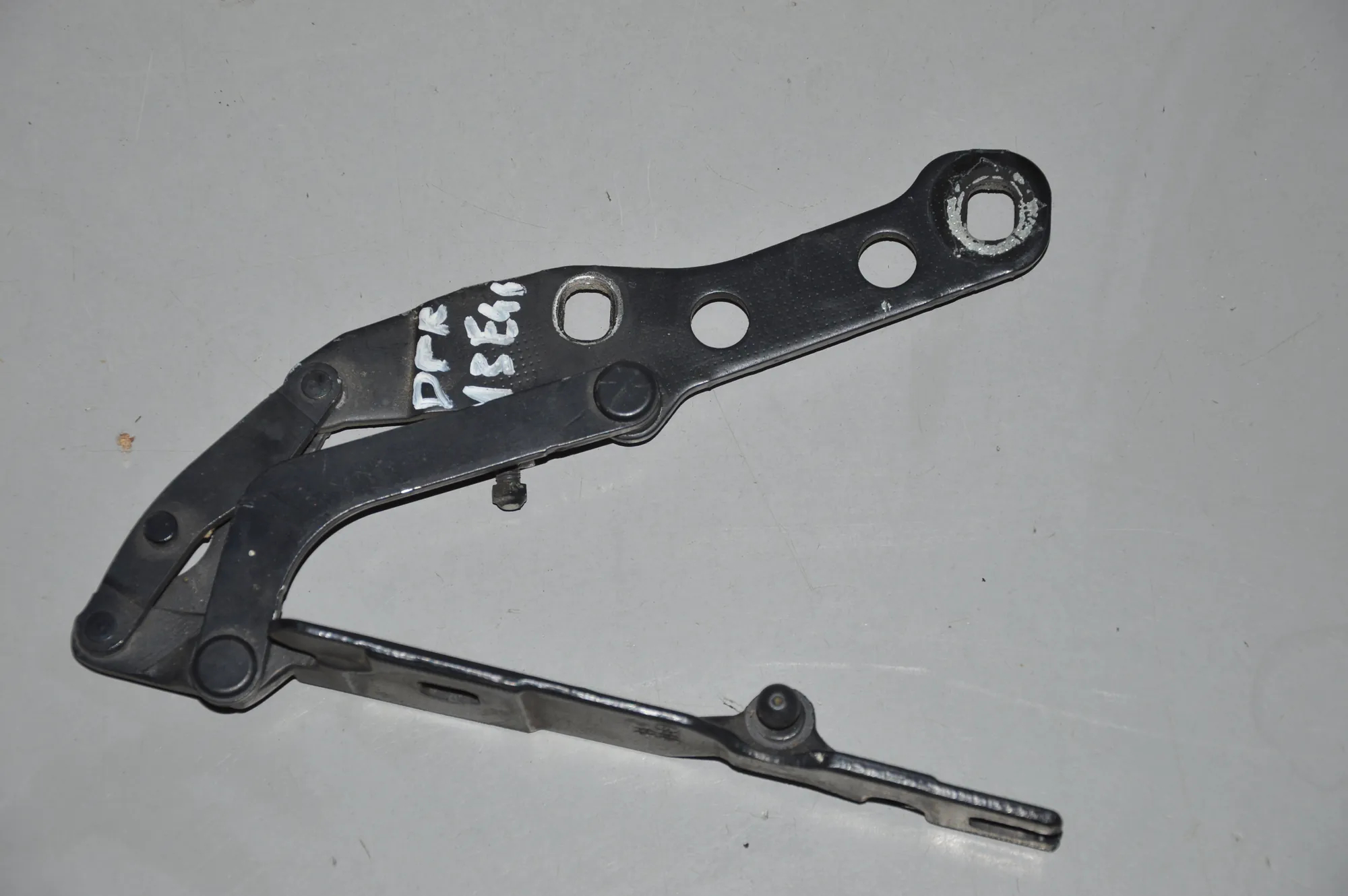 Front Right Bonnet Hinge – OEM 8200124 · BMW 3 (E46) BMW 3 (E46) 2002