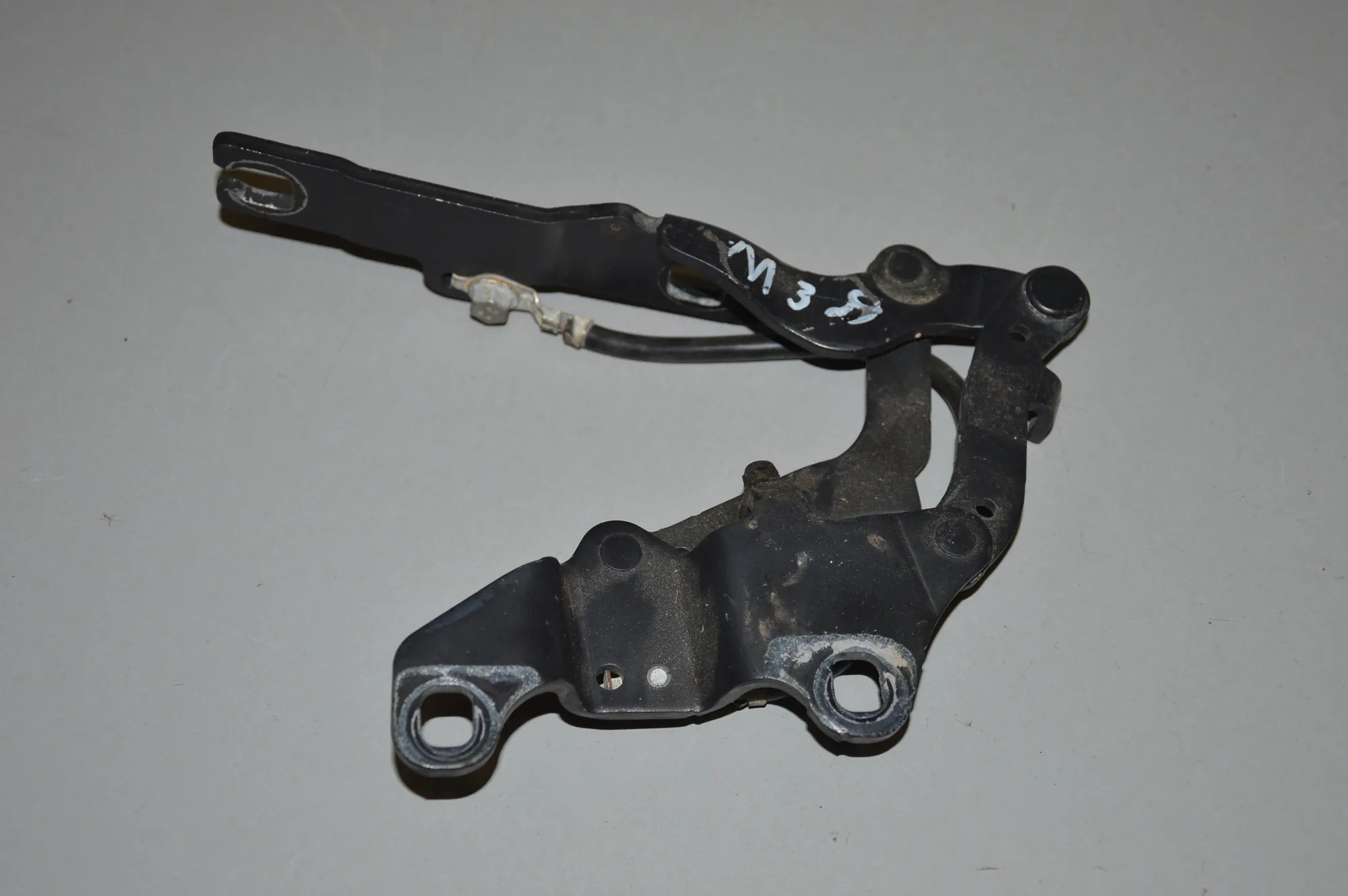 Front Left Bonnet Hinge – OEM 7115263 · BMW 3 (E90) BMW 3 (E90) M3 2008