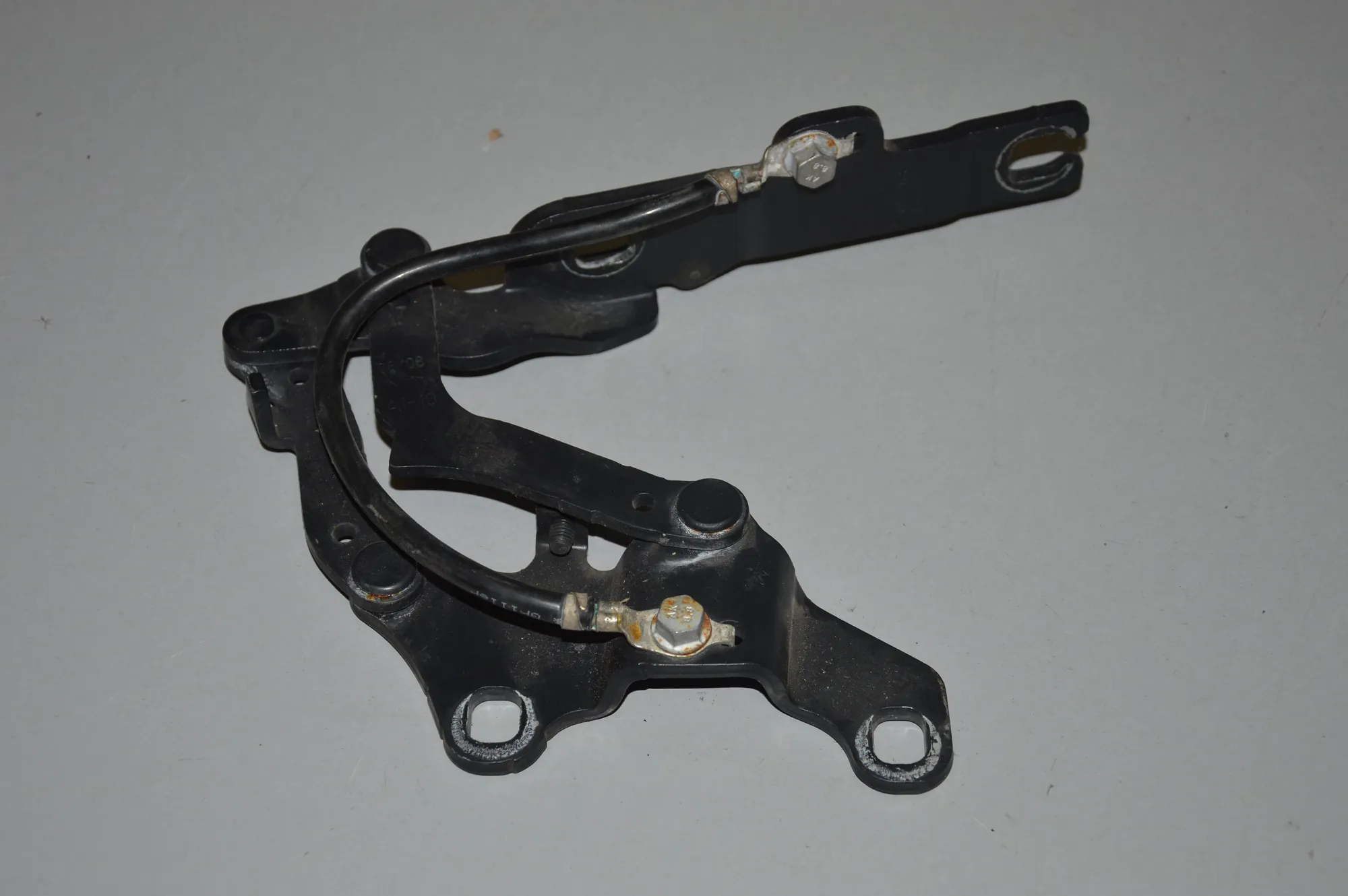 Front Left Bonnet Hinge – OEM 7115263 · BMW 3 (E90) BMW 3 (E90) M3 2008 – 2