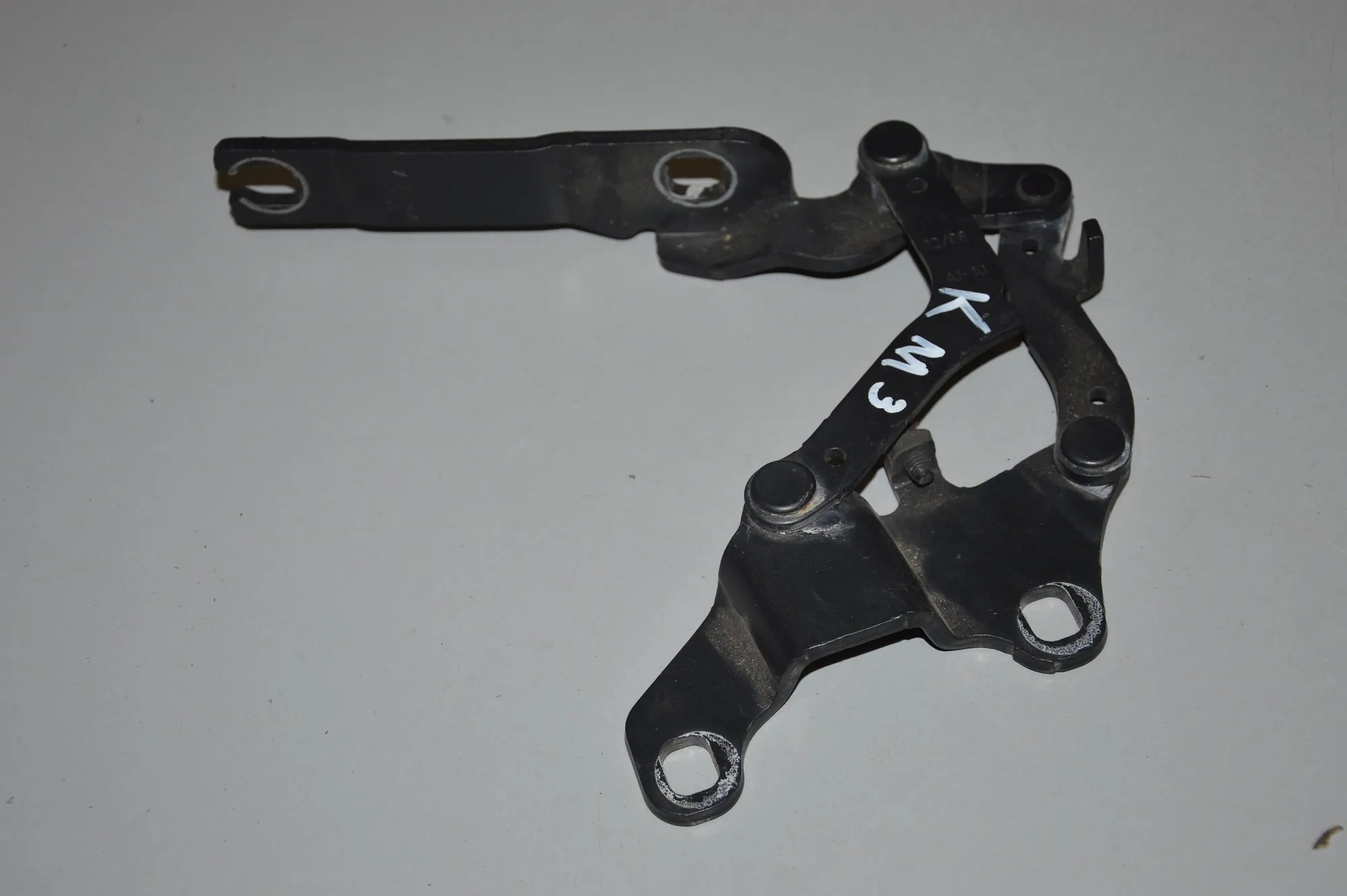 Front Right Bonnet Hinge – OEM 7115264 · BMW 3 (E90) BMW 3 (E90) M3 2008