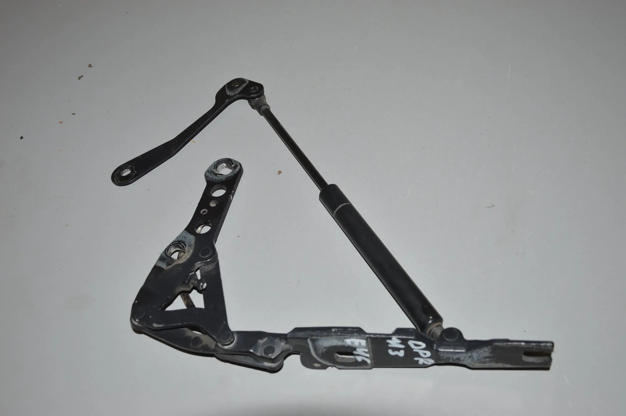 Front Left Bonnet Hinge – OEM 8200123 · BMW 3 (E46) BMW 3 (E46) 2002 – 2