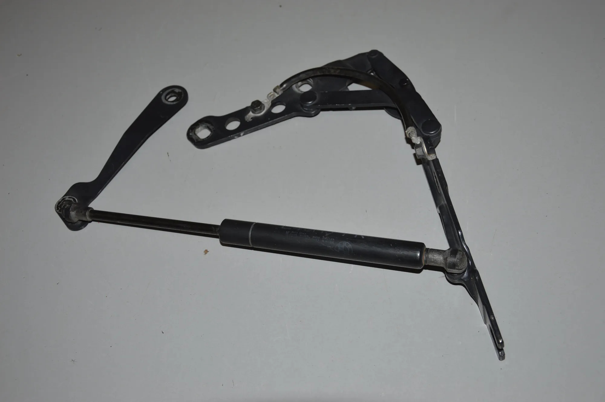 Front Left Bonnet Hinge – OEM 8200123 · BMW 3 (E46) BMW 3 (E46) 2002