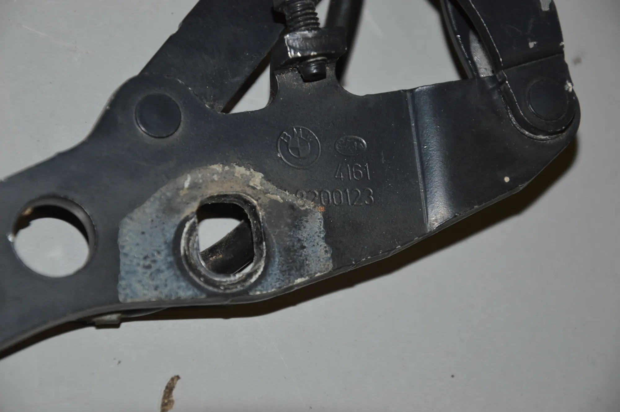 Front Left Bonnet Hinge – OEM 8200123 · BMW 3 (E46) BMW 3 (E46) 2002 – 3