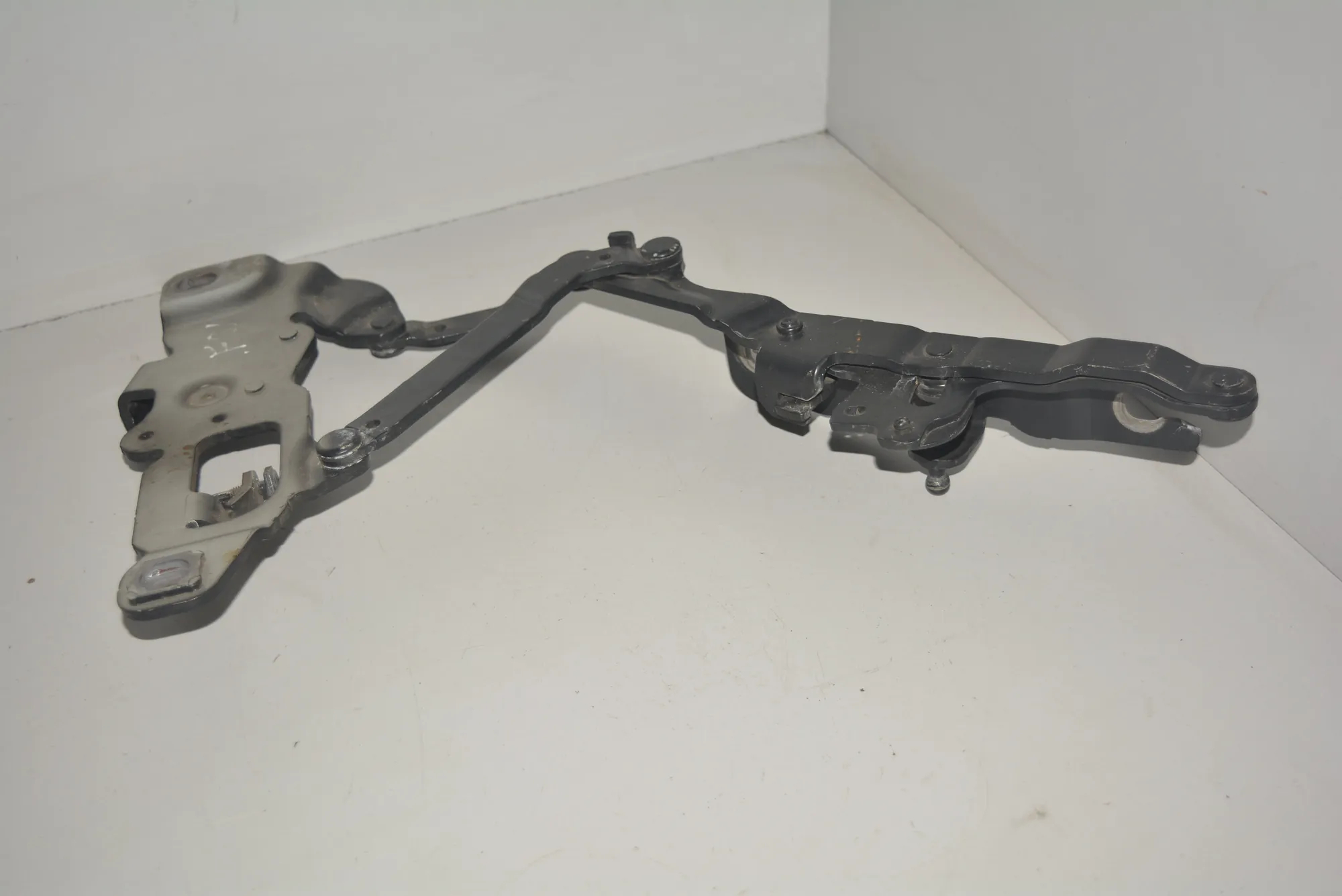 Front Left Bonnet Hinge – OEM 7250806 · BMW 7 (F01, F02) BMW 7 (F01, F02) 2010 – 3