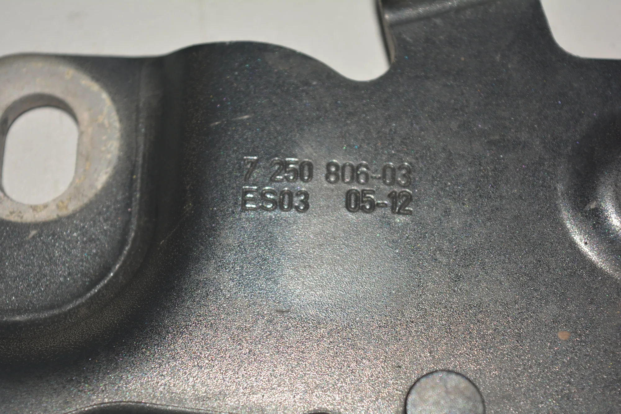 Front Left Bonnet Hinge – OEM 7250806 · BMW 7 (F01, F02) BMW 7 (F01, F02) 2010 – 2