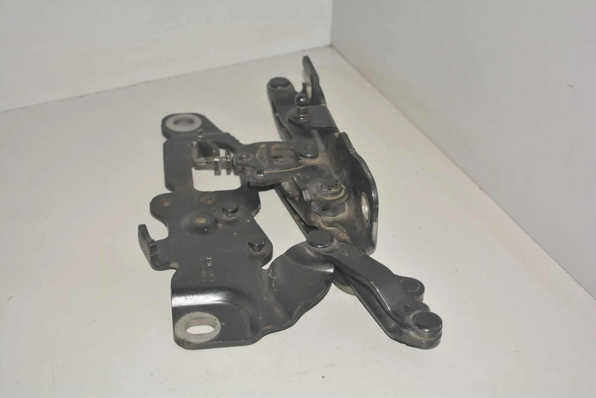 Front Left Bonnet Hinge – OEM 7250806 · BMW 7 (F01, F02) BMW 7 (F01, F02) 2010