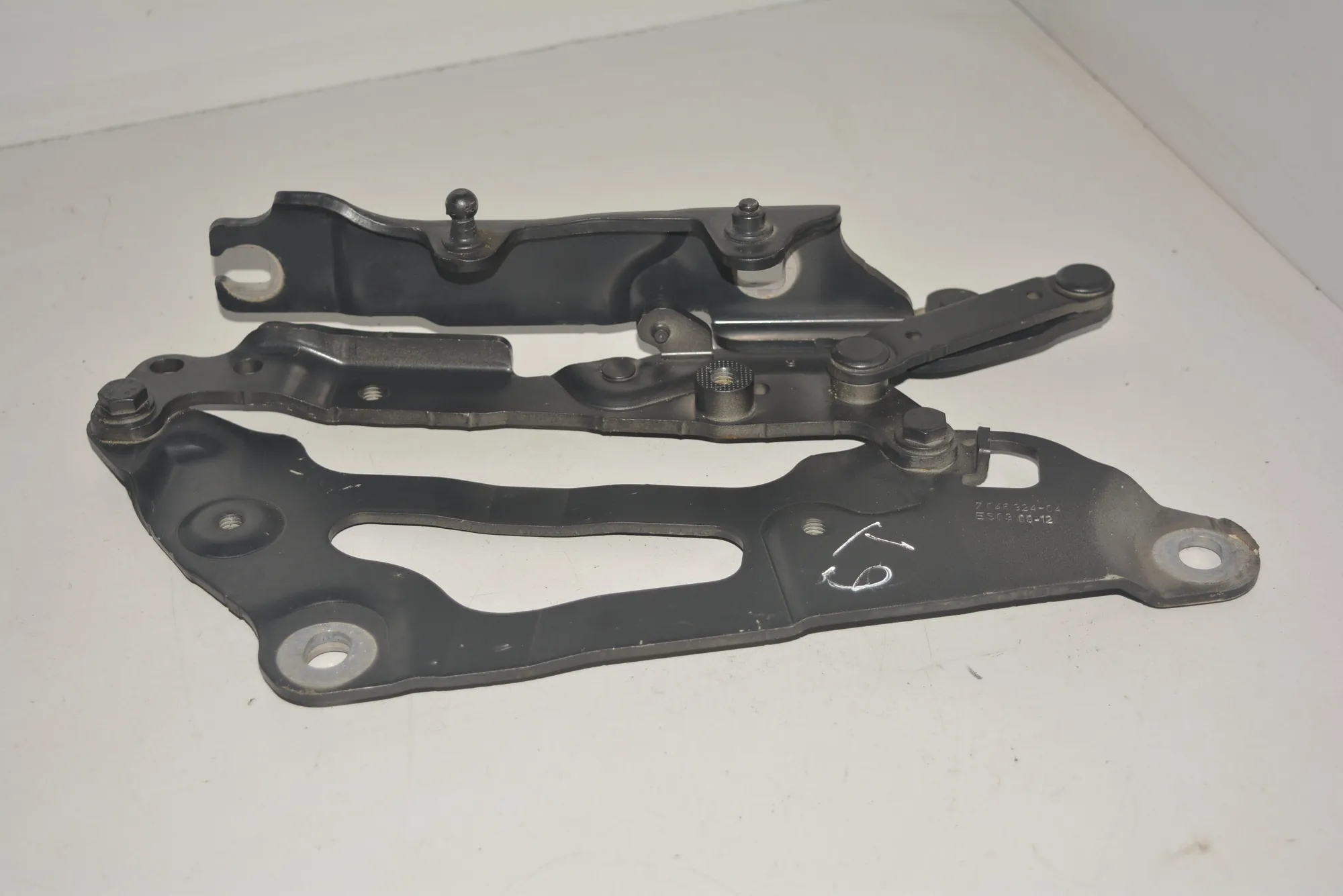 Front Right Bonnet Hinge – OEM 7046324 · BMW 5 Gran Turismo (F07) BMW 5 Gran Turismo (F07) 2010