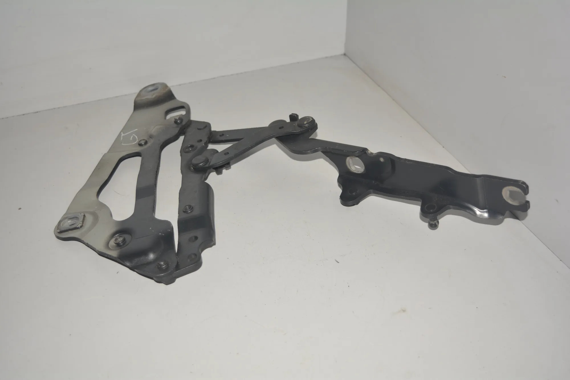 Front Right Bonnet Hinge – OEM 7046324 · BMW 5 Gran Turismo (F07) BMW 5 Gran Turismo (F07) 2010 – 2