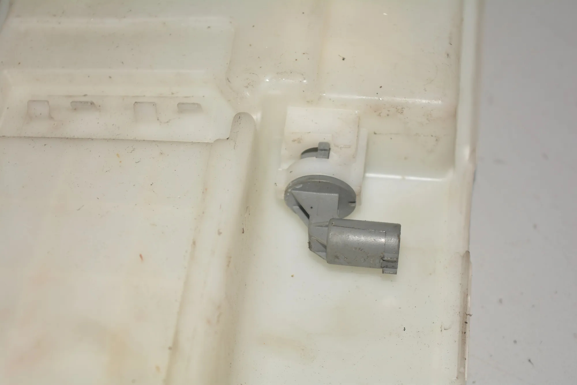 Window Washer Tank – OEM 7269665 · BMW 5 Touring (F11) BMW 5 Touring (F11) 2013 – 3