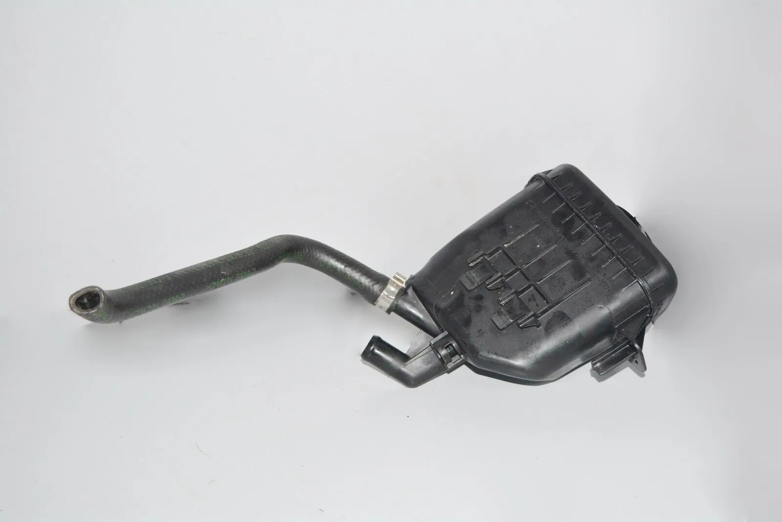 Power Steering Pump Tank – OEM 6782942 · BMW 5 Touring (F11) BMW 5 Touring (F11) 2014