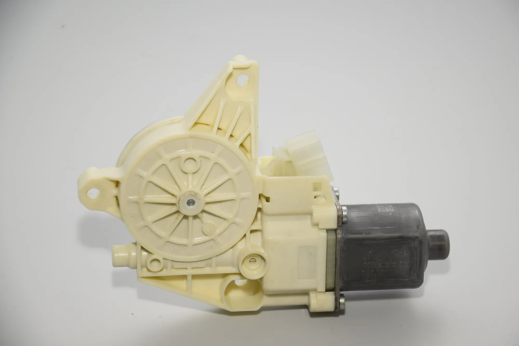 Rear Left Door Window Control Motor – OEM 0130822507 · MERCEDES-BENZ S (W222, V222, X222) (2013 - -) S 350 BlueTEC / d (222.132, 222.032, 222.123) 2013 – 3