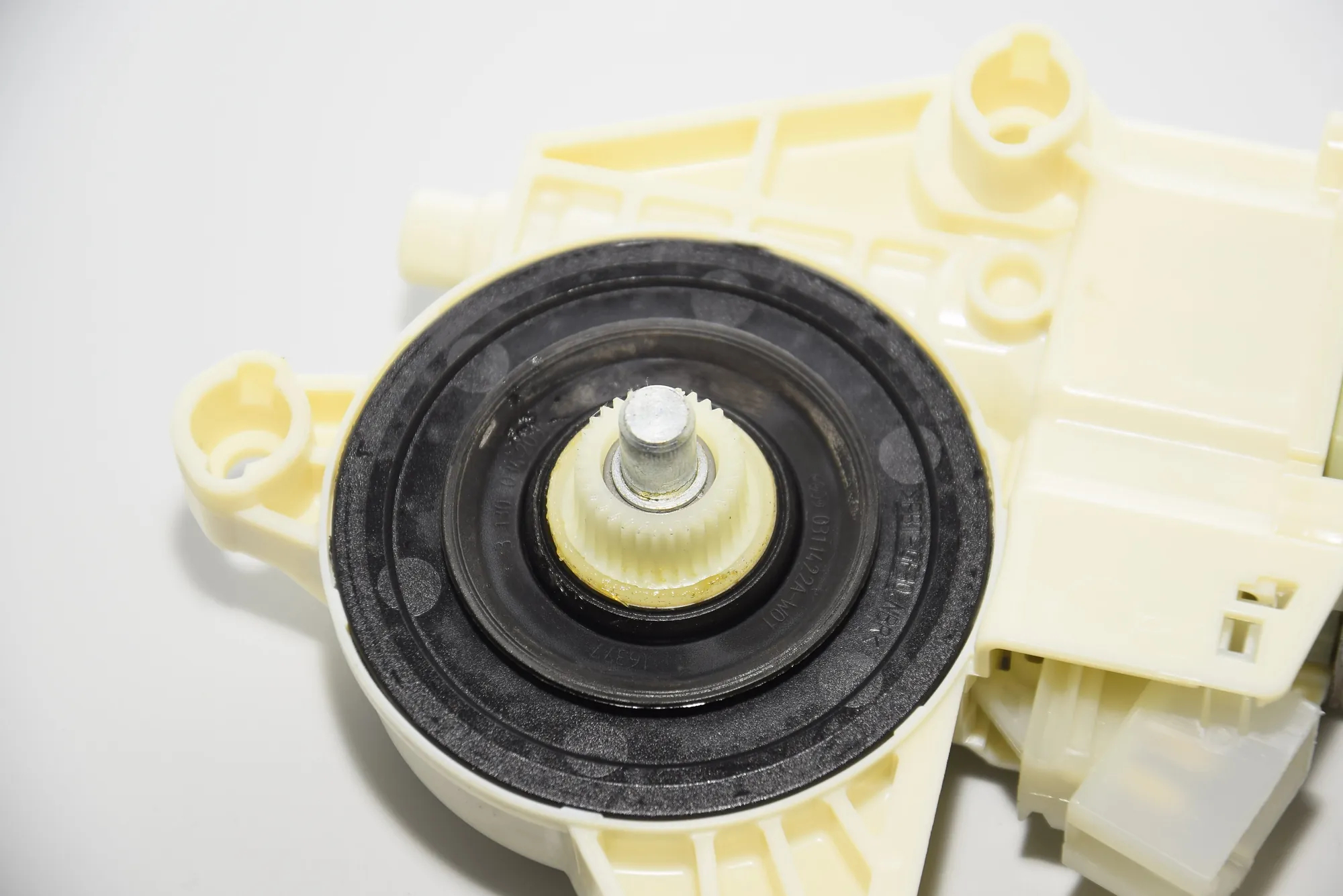 Rear Left Door Window Control Motor – OEM 0130822507 · MERCEDES-BENZ S (W222, V222, X222) (2013 - -) S 350 BlueTEC / d (222.132, 222.032, 222.123) 2013 – 2