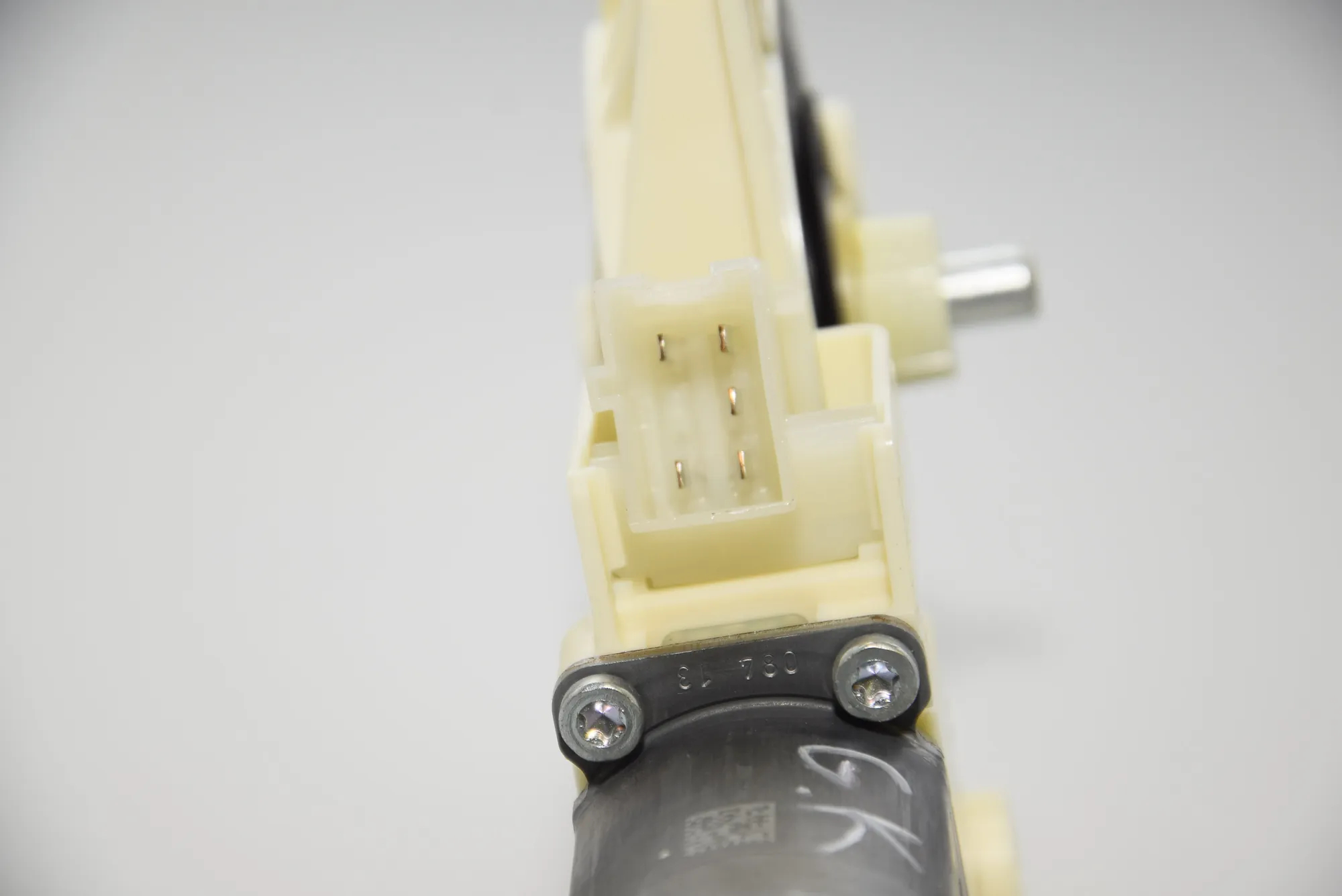 Rear Left Door Window Control Motor – OEM 0130822507 · MERCEDES-BENZ S (W222, V222, X222) (2013 - -) S 350 BlueTEC / d (222.132, 222.032, 222.123) 2013 – 4