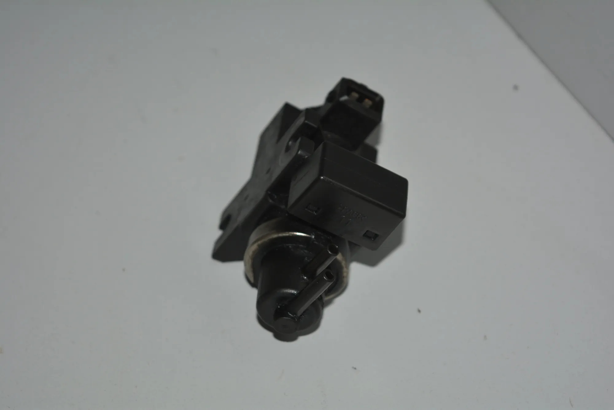 Solenoid Valve – OEM 2247906 · BMW 5 (E39) BMW 5 (E39) 2000 – 3